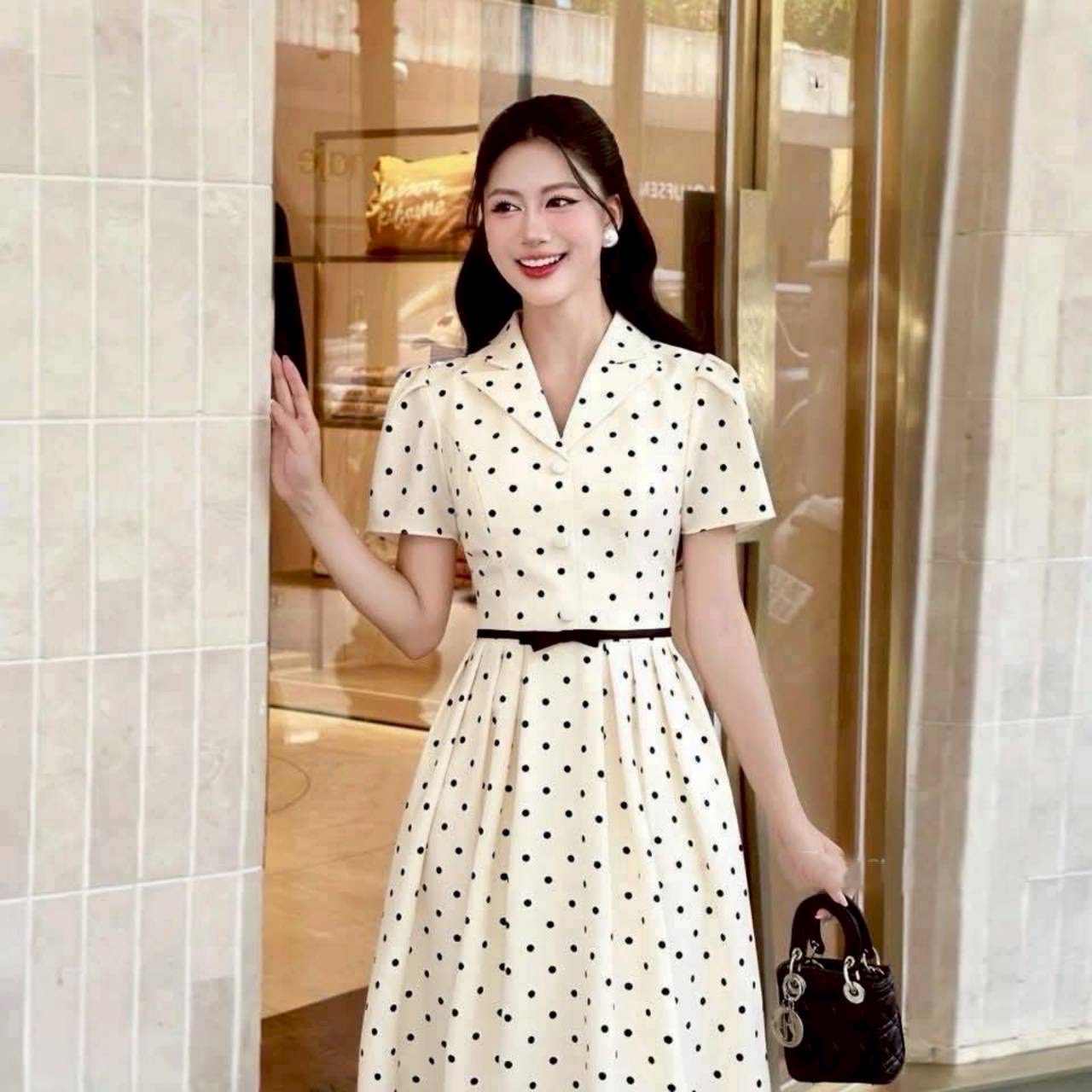 โปรดเรียกฉันว่าคนสวย 🤭 ถ้าได้ใส่แล้วสวยขึ้น 3 พัน% แน่นอนคะ งานเดรสยาว PolkaDot สุดฮอต สีละมุนตุ้นมากก ทรงสวยสุดๆ ผ้าดีเกิ๊นน พร้อมเข็มขัดสวยๆให้ใส่เก็บรูปเก็บทรง งานนี้ไม่อวยเยอะ ต้องได้ต้องโดนนะคะสาวๆ