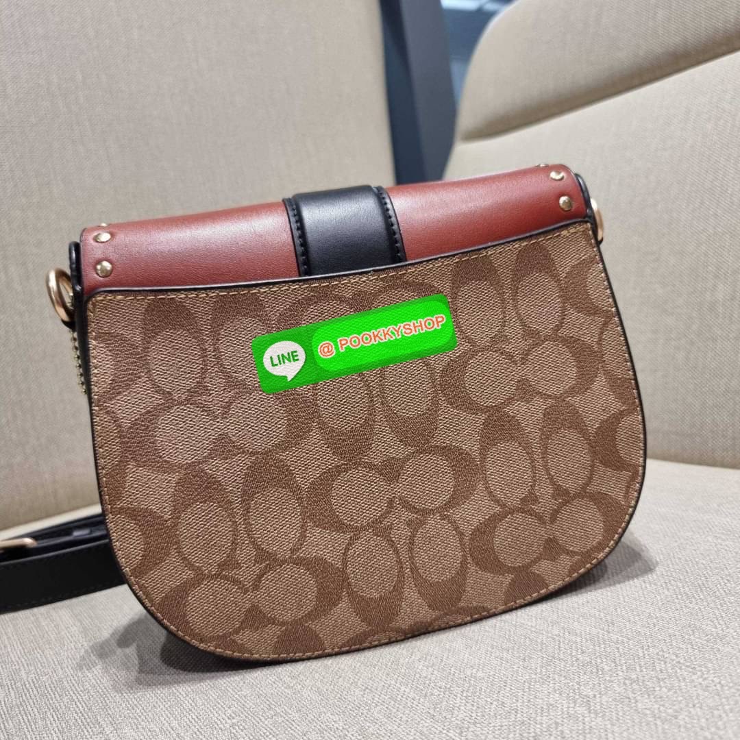 COACH C3593 GEORGIE SADDLE BAG IN COLORBLOCK SIGNATURE CANVAS WITH RIVETS ยกระดับความหรูให้กับตัวเองกันหน่อย ด้วยกระเป๋ารุ่นนี้!! ครอสบอดี้ที่ดีไซน์หรู อัพเลเวล ในราคาที่จับต้องได้ วัสดุหนังแคนวาสเคลือบสลับหนังเรียบ พิเศษไปอีกตกแต่งขอบด้วยหมุด เพิ่มดีเทลก