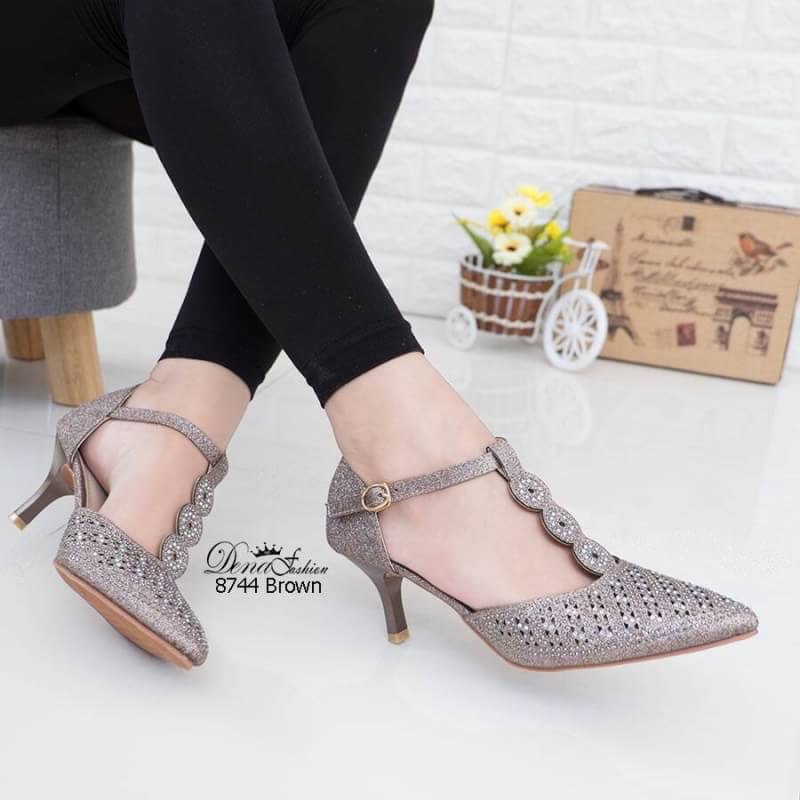 8744 คัชชูรัดข้อ งานสวยมากๆ คัชชูรัดข้อ ตะขอเกี่ยว แต่งเพชรบนหนังกริสเตอร์ สวยเนียบน้ำหนักเบา สวยเฉียบสะกดทุกสายตา