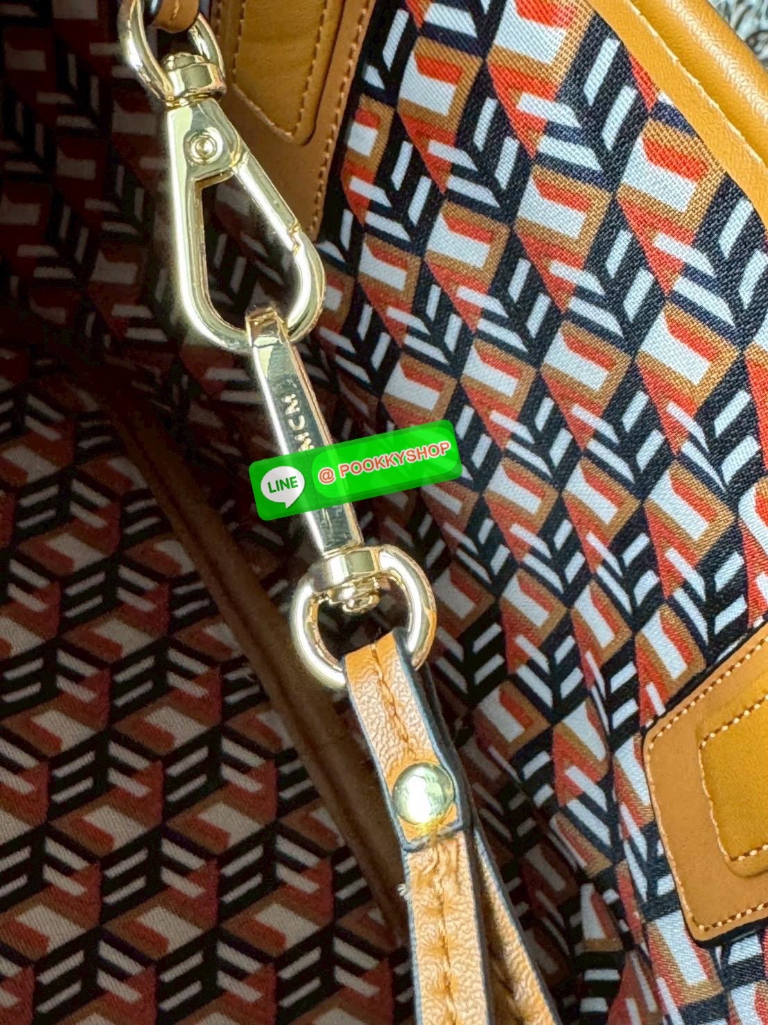 Mcm Liz Reversible Shopper in Visetos ขึ้นชื่อว่าเป็นกระเป๋าช็อปเปอร์ แน่นอนว่า จะต้องเหมาะสำหรับสาว ๆ ที่ชอบพกสัมภาระเยอะ ซึ่งรุ่นนี้ไม่ใช่แค่เพียงให้พื้นที่จุของกว้างขวางเท่านั้น แต่ยังออกแบบดีไซน์และรูปทรงให้มีความยืดหยุ่น มีหูรูดด้านข้างที่สามารถปรับร