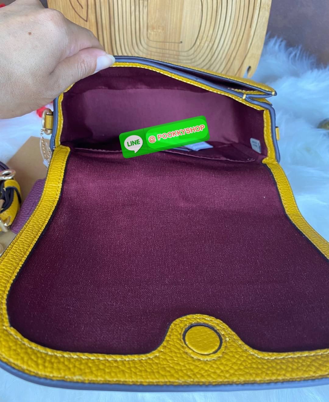 CoachSADDLE BAG WITH HORSE AND CARRIAGE (COACH C4058) หนังกรวดละเอียดภายในกระเป๋ามัลติฟังก์ชั่น กระดุมแม่เหล็ก ซับในผ้านอกกระเป๋าเปิด สายสะพายถอดได้ สายสะพายยาว 22" สำหรับสะพายไหล่หรือ crossbody