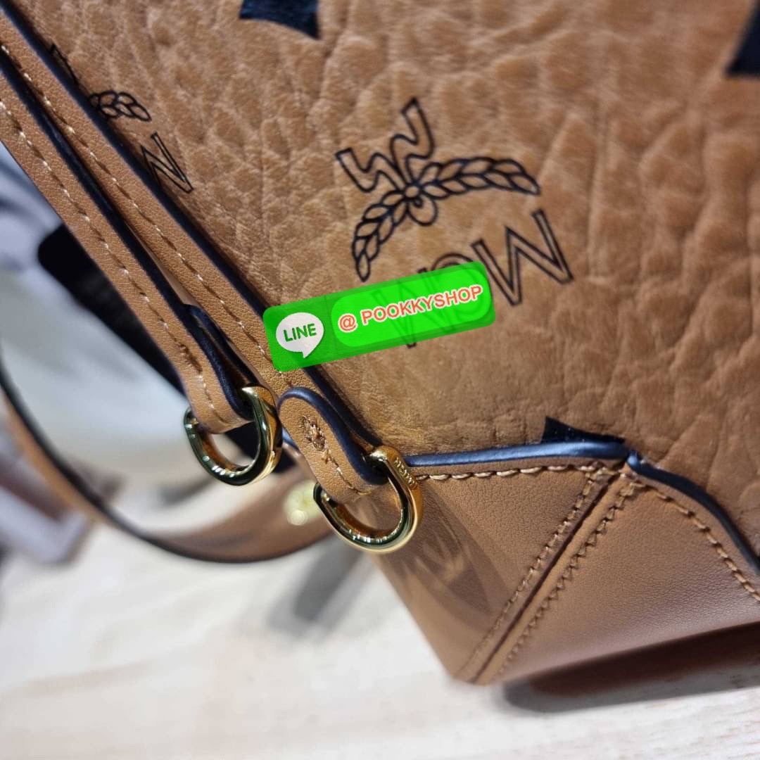 MCM KLARA SHOULDER BAG IN VISETOS ไอเท็มยอดฮิตที่ใครๆต่างก็ตามหา กับกระเป๋าสะพาย สะดวกใช้ ขนาดกำลังดี ดีไซน์เรียบง่าย แต่ซ่อนความหรูคงเอกลักษณ์ วัสดุหนังแคนวาสคุณภาพ รูปเปิด-ปิดง่ายด้วยซิป ภายในโล่งกว้าง ใส่ของจำเป็นในชีวิตได้สบายๆ จัดให้พร้อม original bo