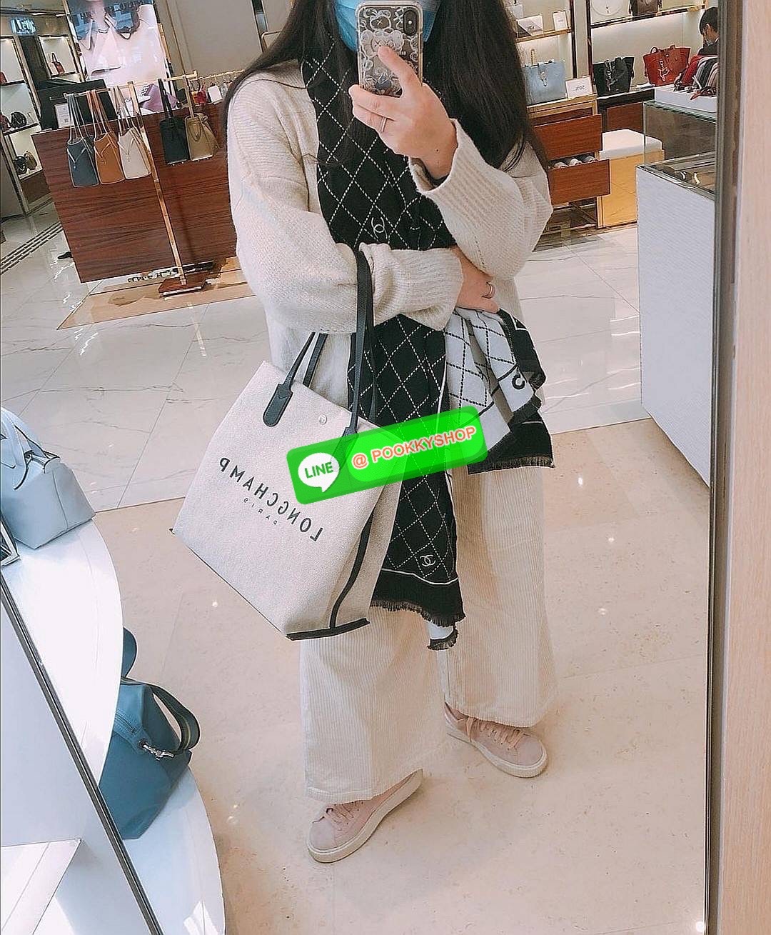 พร้อมส่งไม่ต้องรอพรี‼️LONGCHAMP ESSENTIAL TOILE SHOULDER BAG L ECRU วัสดุ Cotton Canvas & Grained cowhide คอลเลคชั่นใหม่ ฮิตสุดๆในเหล่าดาราเซเลป ด้วยดีไซน์สวยขนาดกำลังดีเนื้อหนาอยู่ทรง น้ำหนักเบา โดดเด่นที่สามารถปรับถือได้2ทรงด้วยกระดุมปรับขยายด้านข้าง หู