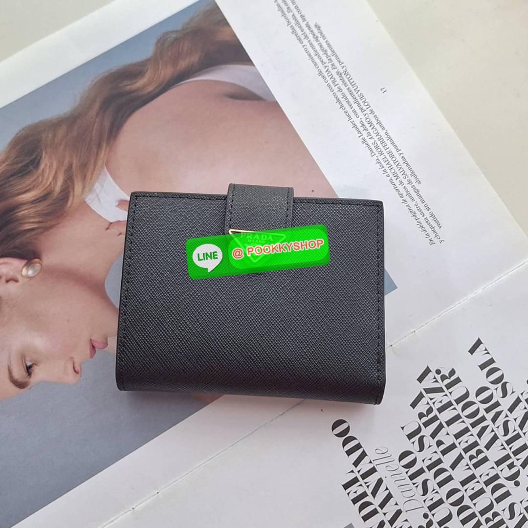 พร้อมส่งรุ่นใหม่♡♡ กับ กระเป๋าสตางค์แบบพับใบสั้น ทรงแบนน่ารัก น้ำหนักเบา จากแบรนด์ Prada ด้านหน้ามีโลโก้แบรนด์ อะไหล่สีทองหรู เปิดปิดด้วยกระดุม ด้านในมีช่องใส่บัตร3ใบ ช่องกระดุมเก็บเหรียญ+ธนบัตรแบบพับ จะมอบเป็นของขวัญหรือใช้เอง ก็ดีงามสุดๆเล