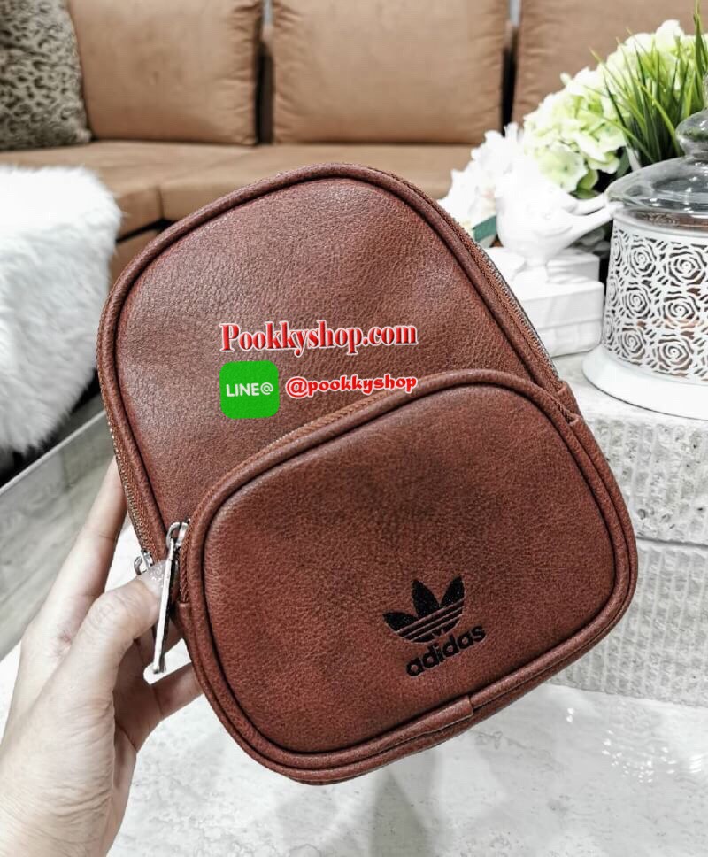 Don’t Miss! NEW ARRIVAL! ADIDAS MINI BACKPACK กระเป๋าเป้สไตล์ Sport ขนาดมินิ กำลังน่ารัก น้ำหนักเบา หนังสวยอยู่ทรงด้านหน้ามีโล้โก้และช่องซิป เปิดปิดด้วยซิปสะดวกใช้ หัวซิปแบรนด์ ภายในมีโลโก้และช่องใส่ของ มีหูจับถนัดมือ สายสะพายเลื่อนปรับระดับได้ ไอเท็มใหม่