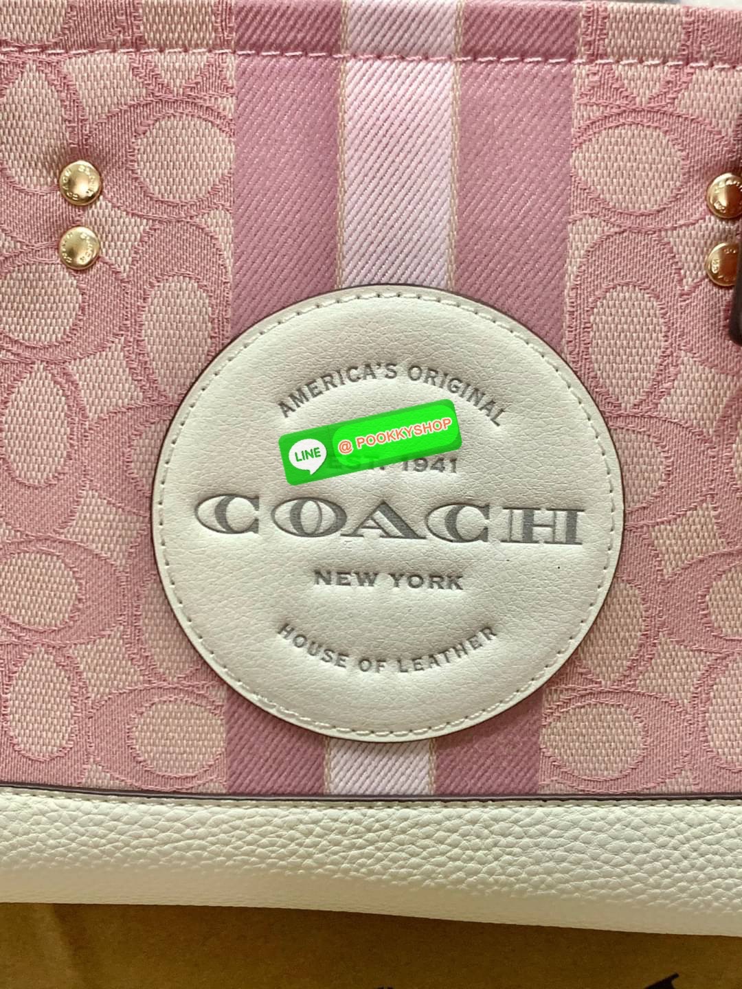 COACH DEMSEY TOTE IN SIGNATURE JACQUARD WITH COACH PAT ((C8417//C5115)) พร้อมส่งที่ไทย ห้ามพลาด สีน้องสวยมากๆค่ะ กระเป๋าทรงTote ขนาดพอดีลำตัว ใช้วันไหนๆก็เหมาะมากค่ะ วัสดุJacquard ทอลายแบรนด์ ตัดขอบหนังแท้ สวยงามมากๆค่ะ ด้านหน้าจะมีป้ายวงกลมโลโก้แบรนด์อัน
