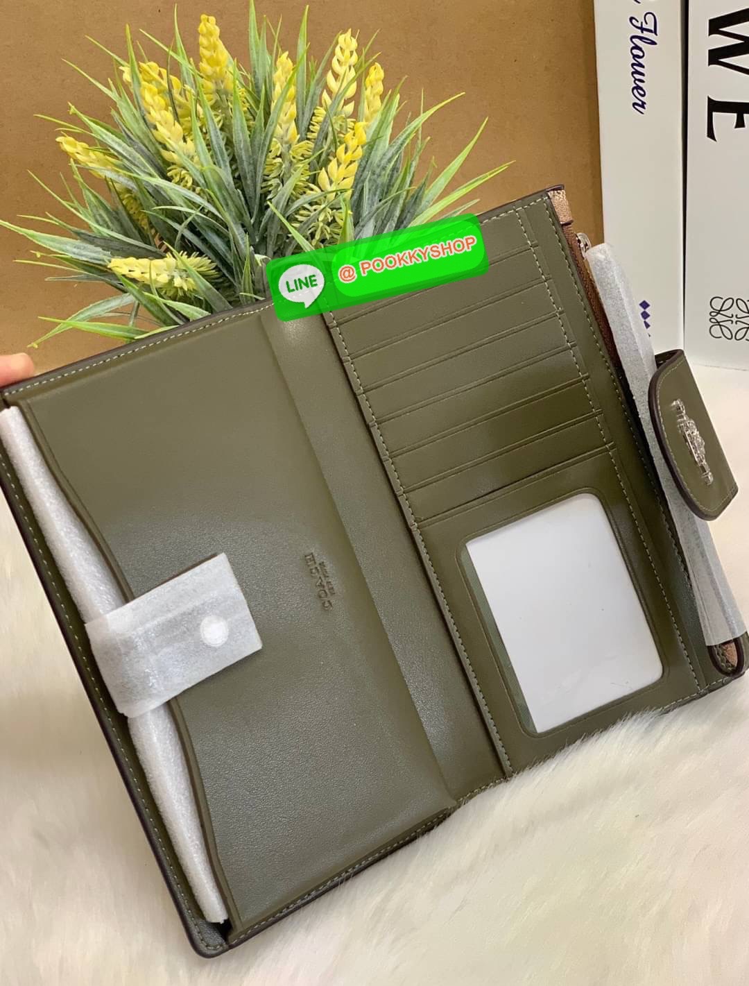 COACH TECH WALLET IN COLORBLOCK SIGNATURE ((C2874)) ✔️กระเป๋าเงินใบยาว หนังแท้ พร้อมสายคล้องมือในตัวค่ะ ✔️เปิดปิดด้านหน้าแบบฝากระดุม ภายในมีช่องใส่ธนบัตร2ช่อง ;สามารถใส่มือถือ iphone 10 xs max ได้เลยค่ะ ✔️มีช่องเสียบธนบัตร7ช่อง;พร้อมช