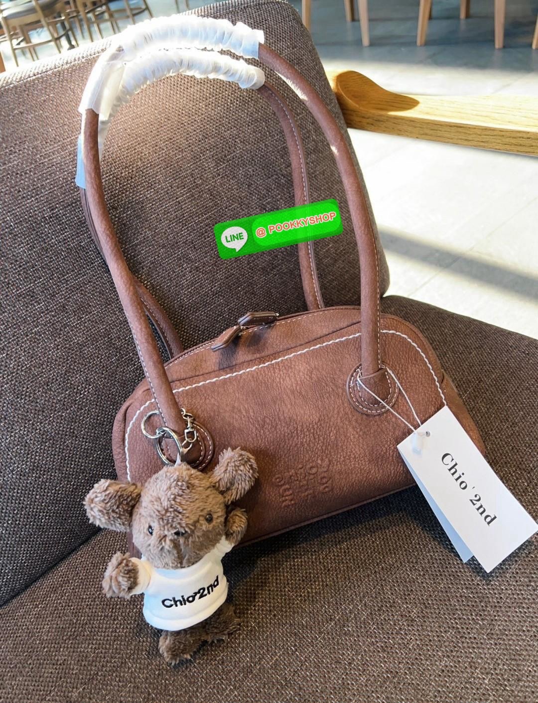 Chio’2nd Suede leather handbag//shoulder bag 💼 💋พร้อมตุ๊กตาหมีแบรนด์ตามรูปหนึ่งตัวค่ะ! 🔖พร้อมส่ง! น้องมากับความน่ารักและเบาเงินในกระเป๋าอีกเช่นเคย ✔️รุ่นนี้ใช้หนังกลับอย่างดีกึ่งกำมะหยี่ ลายหนังสวยมากๆ มีความนิ่มและเบาค่ะ &#
