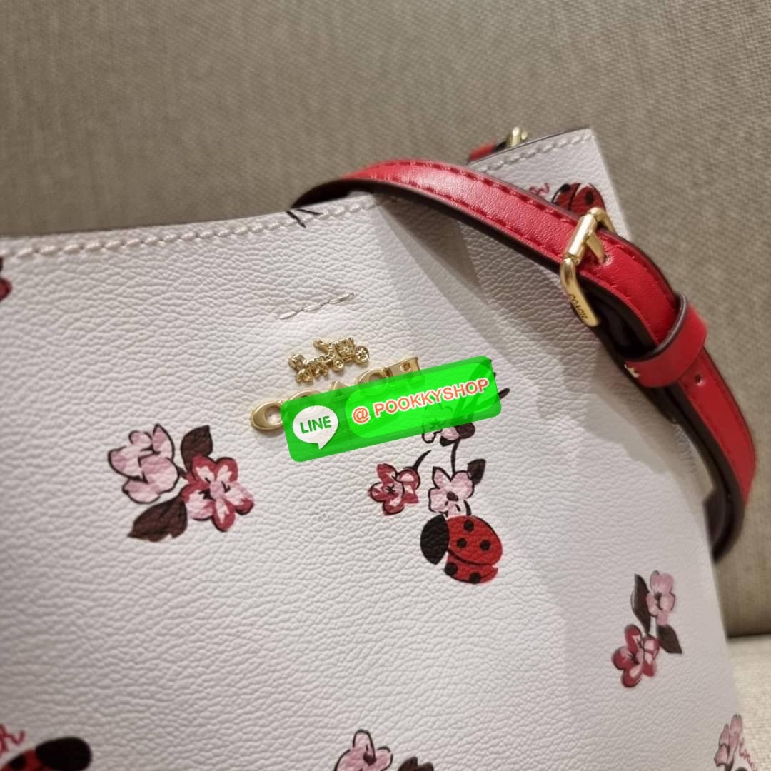 COACH 7267 MINI TOWN BUCKET BAG WITH BUFFALO PLAID PRINT คอลเลคชั่นใหม่ล่าสุด!! น้องสาวคนสวยมาแล้วจ้า สีแดงโดดเด่นต้อนรับเทศกาลคริสต์มาส 🎅🎄 กระเป๋าบัคเก็ต ไซส์มินิ ใบจริงน่ารักม้าก!! น่าใช้แบบที่สุด วัสดุหนังแคนวาสเคลือบลาย สวยคม เปิด-ปิดด