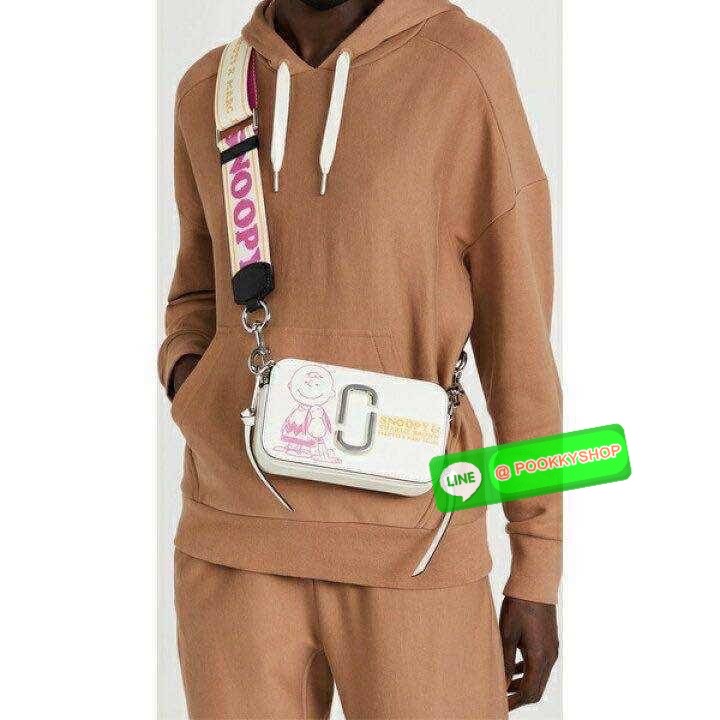 PEANUTS × MARC JACOBS THE SNAPSHOT CROSSBODY BAG คอลเลคชั่นแสนคิวท์ ที่ยกขบวนเหล่าซุปตาร์การ์ตูนมาให้แบบจัดเต็ม กับไอเท็มยอดฮิตที่โดดเด่นเป็นเอกลักษณ์ กระเป๋าสะพายข้างสุดปัง ดีไซน์ลายพรินท์แก๊งค์การ์ตูนสุดฮอต เรียกได้ว่าไม่ซ้ำใคร!! วัสดุหนังวัว สวยอยู่ทรง