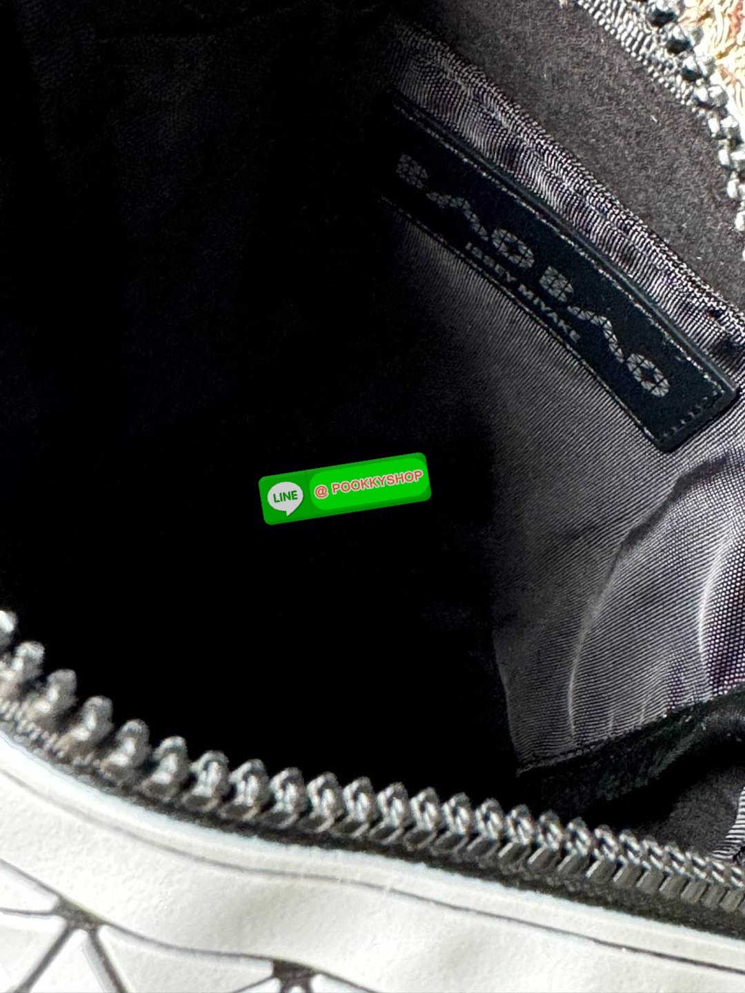 Bao bao issey miyake VOYAGER Shoulder Bag กระเป๋าสะพายข้างใบนี้มีสายสะพายปรับระดับได้ มีซิปเปิดปิดด้านบน และช่องแบบเปิดด้านใน ช่องกระเป๋าด้านนอกปิดด้วยปุ่มแม่เหล็ก มีขนาดที่สะดวกสำหรับเก็บสิ่งของจำเป็นทั้งหมดของคุณ VOYAGER คือเพื่อนร่วมเดินทางที่สมบูรณ์แบ