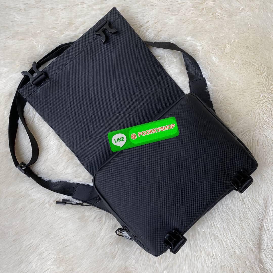 Small Pouch วัสดุ PVC คุณภาพดีตามแบบฉบับแบรนด์ น้ำหนักเบา กันน้ำ ด้านหน้ามีโลโก้เหล็ก ฝาเปิดปิดด้วยคลิปล๊อค 2 ด้าน ช่องหลัก ด้านในมีช่องซิปพร้อมหัวซิปแบรนด์ ใส่กระเป๋าสตางค์ใบยาว ipad มือถือ ของจุกจิกได้เยอะ ด้านหน้ามีช่องใส่ของ 1 ช่องปิดด้วยซิป พร้อมสายส