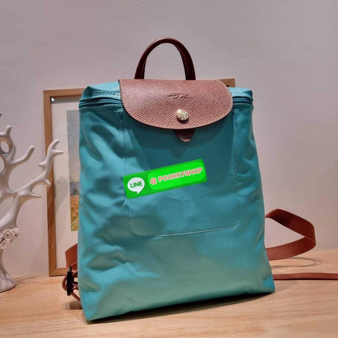 Longchamp le pliage original backpack 🔆 Details สวยคลาสสิคต้องไม่พลาด กับกระเป๋าสะพายทรงเป้ ขนาดกำลังดี น้ำหนักเบา ดีไซน์เรียบง่าย แต่ดูแพง ปากกระเป๋าออกแบบให้มีฝาปิดและซิปแน่นหนา สายสะพายสามารถปรับใช้ตามชอบ ภายในโล่งกว้าง จุของได้สบายๆ พกพาไปไหนก