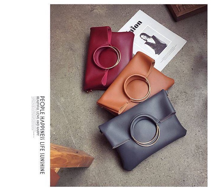 กระเป๋าสะพายข้างสีน้ำตาล กระเป๋าคลัชมือ แต่งห่วงทอง สวย แนว เท่ห์ๆคะ+กระเป๋าเล็ก ไซส์ลูก ด้านใน 2ชิ้น สุดคุ้ม สวยเก๋ มากคะ Size:ยาว29xสูง32xหนา4cm