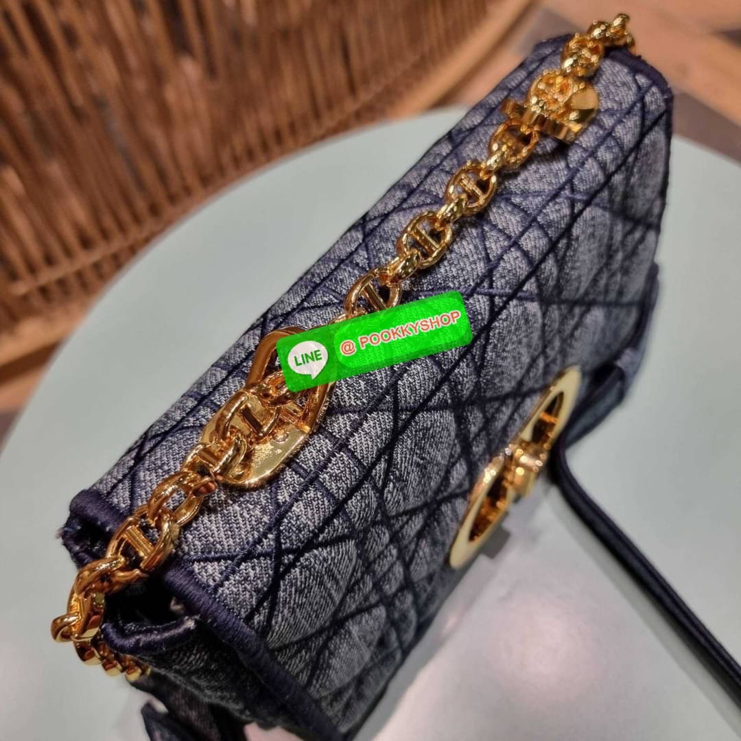 NEW IN CD SMALL CARO SHOULDER BAG กระเป๋าสะพายข้างพรีเมี่ยมกิ๊ฟทรงสวย ดีไซน์ย้อนยุค ที่รอบนี้โดดเด่นเป็นเอกลักษณ์มากๆ ดีไซน์สีเดนิมคลาสสิค เปิด-ปิดด้วยอะไหล่บิดล็อค หรูหรา ใช้งานง่าย วัสดุผ้าเดนิมทนทาน ภายในเป็นช่องโล่ง มีช่องย่อย ด้านหลังก็ยังมีช่องใส่บั