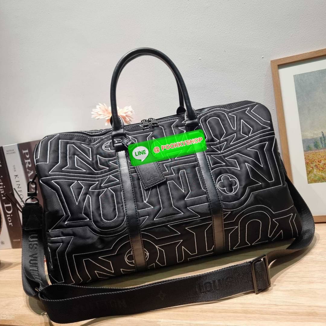 NEW IN LV KEEPALL SNOW BAG ใหม่ล่าสุดกับเวอร์ชั่นใหม่ สไตล์สปอร์ต กระเป๋าเดินทางสุดคลาสสิค ทึ่ใครๆก็เฝ้ารอ ไอเท็มที่จะทำให้การเดินทางไม่ธรรมดาอีกต่อไป ด้วยดีเทลความเป็นเอกลักษณ์ เรียบแต่หรู ดีไซน์ลายปักความเป็นเอกลักษณ์ผสาน ลวดลายโมโนแกรมฟลาวเวอร์ ลงบนผ้า