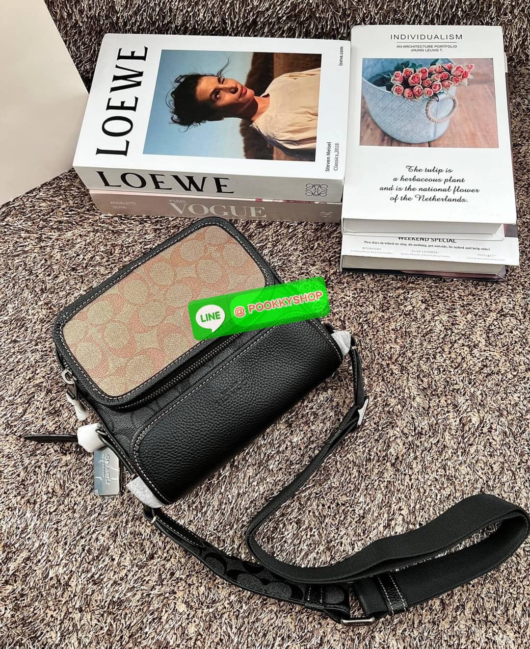 NEW IN! COACH SULLIVAN FLAP CROSSBODY IN BLOCKED SIGNATURE ((CC032)) พร้อมส่ง! รุ่นที่หนุ่มๆถามถึงกันเข้ามา กับกระเป๋าสะพายแบบครอสบอดี้ร์ หนังแท้อย่างดี สวยมากๆ สามารถพกพาไปได้กับทุกๆวัน 🌟รุ่นนี้ห้อยพวงแบรนด์ด้านข้างมาให้2พวงค่ะ ด้านหน้ามีข่องซิปห