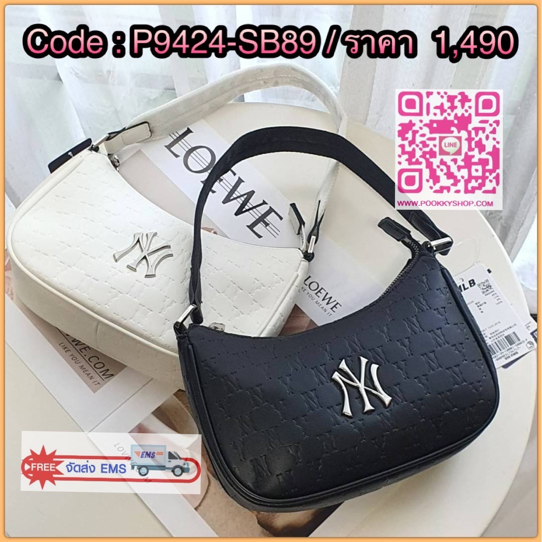 รุ่นใหม่ล่าสุด!! กระเป๋าสะพายไหล่ MLB MONOGRAM Embo Hobo Bag NEW YORK YANKEES ทรงสุดชิค สะพายไหล่ได้หลายแนว วัสดุหนังสังเคราะห์ปั้มแบรนด์ ประดับโลโก้ด้านหน้า เปิดปิดด้วยซิปรอบ ด้านในใส่ของได้กำลังดี ใส่กระเป๋าสตางค์สั้น มือถือได้ทุกรุ่น มาในราคาสุดพิเศษ ห