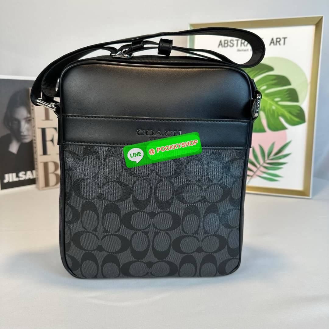 กระเป๋า Coach CHARCOAL/BLACK (COACH F54788) กระเป๋าสะพายซิกเนเจอร์เคลือบ PVC พร้อมขอบหนังปิดด้วยซิป ซับในผ้าด้านนอก: กระเป๋าแบบเปิดด้านหน้าหนึ่งช่องและกระเป๋าแบบเปิดด้านหลังหนึ่งช่อง ด้านในมีซิปและกระเป๋าเอนกประสงค์ สายปรับได้สำหรับสะพายไหล่หรือสะพายข้าง