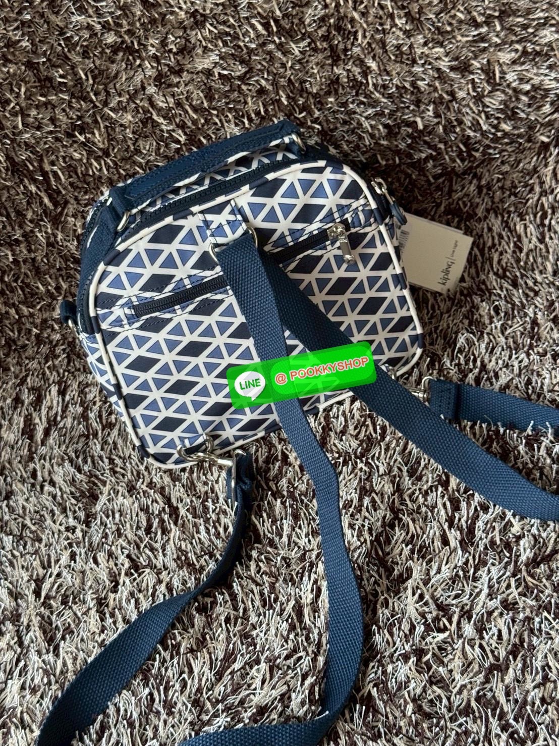 Kipling Candy 3 Ways กระเป๋าสไตล์มินิมอลล์ น้ำหนักเบาทำหลายสไตล์ ทั้งในแบบถือ สะพายพาดลำตัว หรือจะเป็นเป้ขนาดเล็กก็ได้ มีช่องซิปจัดระเบียบสิ่งของหลายช่อง ใส่สิ่งของจำเป็นได้ครบครัน