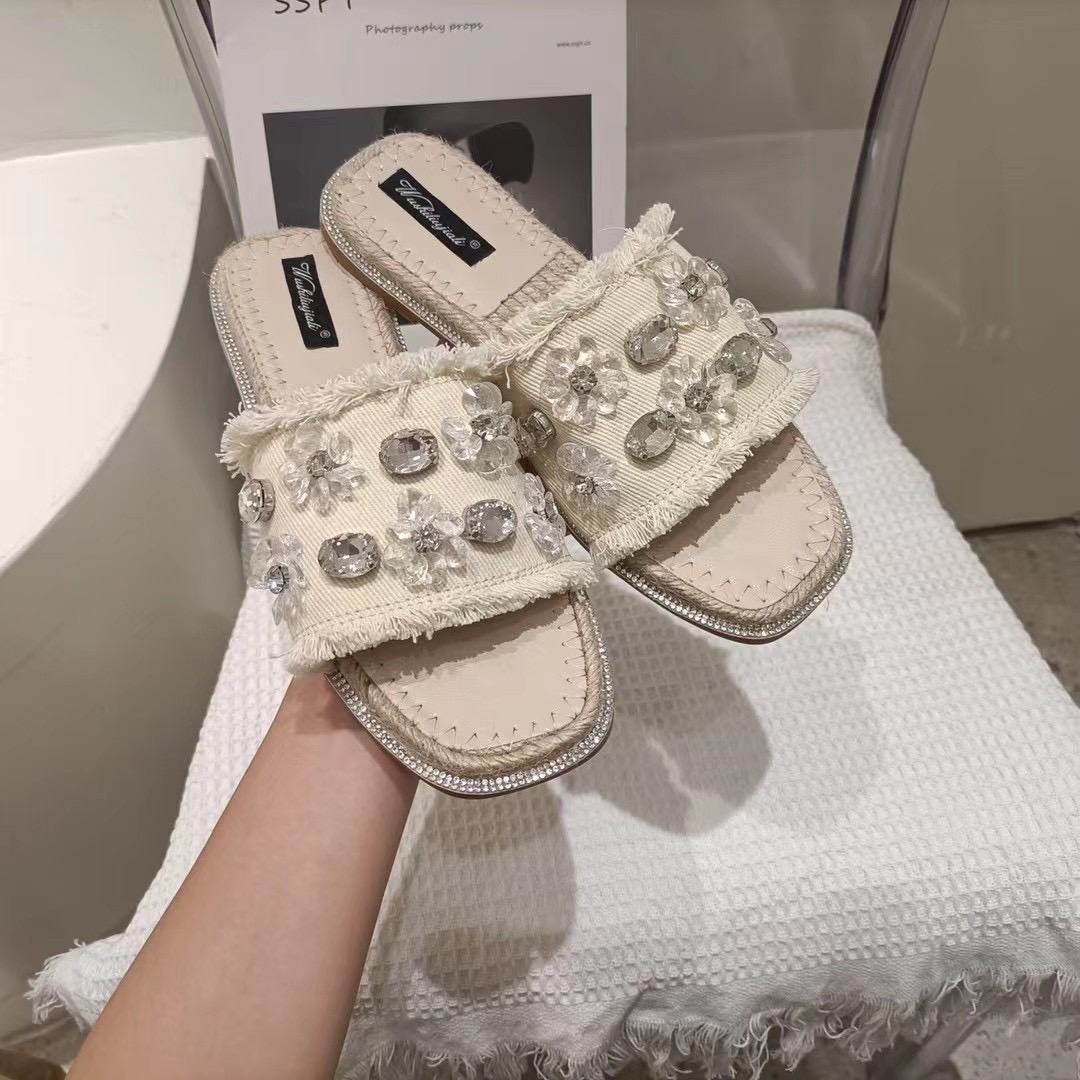 พร้อมส่งคะ งานแตะเพชร งานsignature ของทางร้าน เพชรเวอวังอลังการ สวยยืน1 🥇มาแล้วจ้า ทรงสวยอย่างดี งานเกร๋เรียบหรูดูแพง ตัวนี้ห้ามพลาด ใส่สบายจะแมตช์กับกางเกง👖หรือกระโปรง👗ก็ได้ค่ะ แม่ค้าคอนเฟริม ห้ามพลาดเลยจ้าตัวนี้แนะนำ อย่าช้ารีบเล