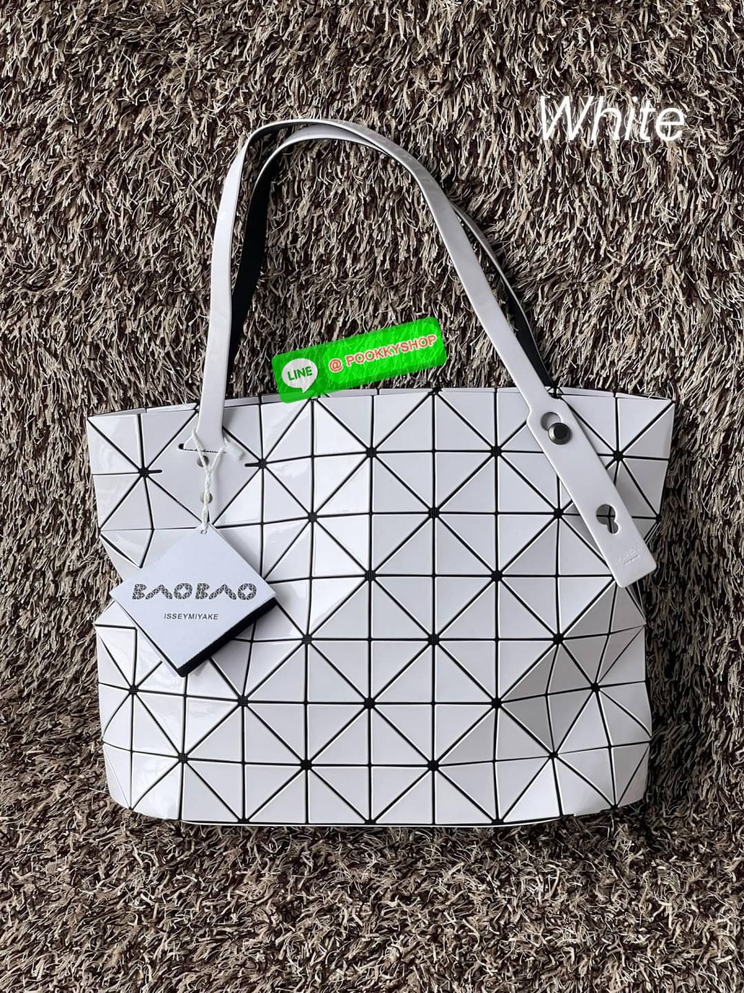 💕 Bao Bao Issey Miyake ROCK MATTE ซีรีส์นี้จะเป็นทรงสี่เหลี่ยมผืนผ้า มีซิปปิดด้านบน ถือเป็นรุ่นที่เหมาะกับการใช้งานในชีวิตประจำวัน สามารถพับมุมและบริเวณด้านล่างของกระเป๋าเพื่อเพิ่มความสะดวกสบายในการใช้งาน ทั้งยังช่วยให้วางกระเป๋าในแนวตั้งได้อีกด้ว