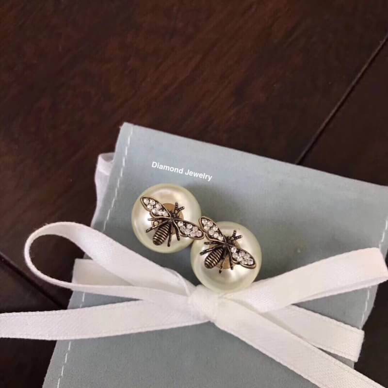 มาเพิ่มแล้วคะ New Arrival !!!! Christian Dior Earring ต่างหูคริสเตียนดิออ งานมุกอะไหล่ทอง รับรองสวยวิ้งมากกกกก งานดี ตัวเรือนเงาวิ้งมากๆคะรับประกันความพอใจเลยค่ะ ตัวเสียบแน่นไม่หลุดง่ายค่ะ ตัวเรือนสีทองดูหรูมากๆค่ะ ใส่ออกมาน่าร๊ากกกก จัดเลยคร่าา งานชุบ 18