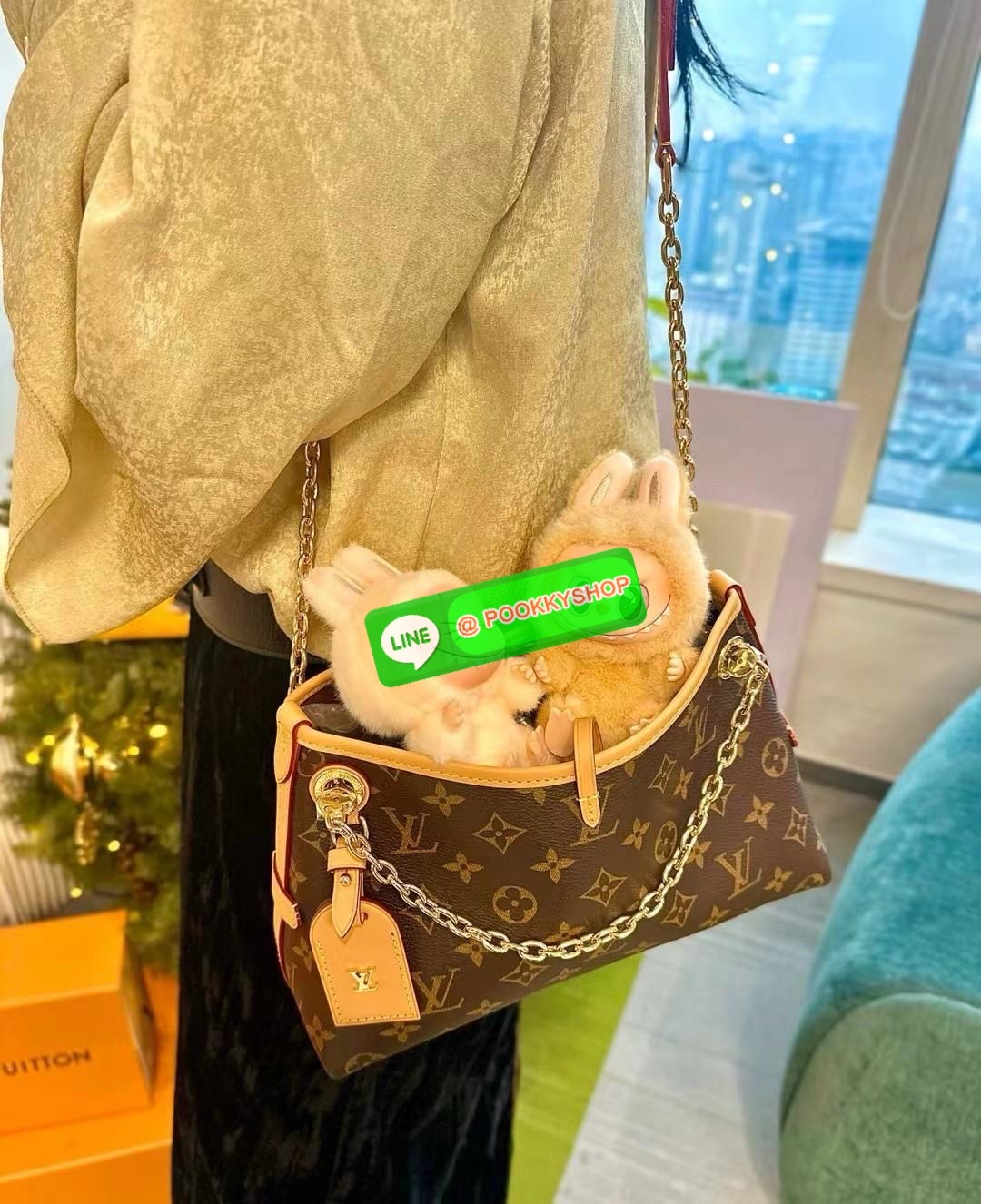 หมดรอบนี้ไม่เข้าแล้วน๊าาราคาดีงาม! LOUIS VUITTON CARRYALL BB BAG((VIP gift ตปท.)) 🔖พร้อมส่ง! ใบกลางกำลังดี พกพาได้ทุกๆวัน ไม่ใหญ่เกินตัวไปค่ะ หนังแท้ หนังนิ่มสวย น้ำหนักเบา! 🔖สายสะพายรุ่นใหม่นี้แบบอะไหล่ทองลายโซ่สวยมากๆ ต่อสายแบบหนังค่ะ