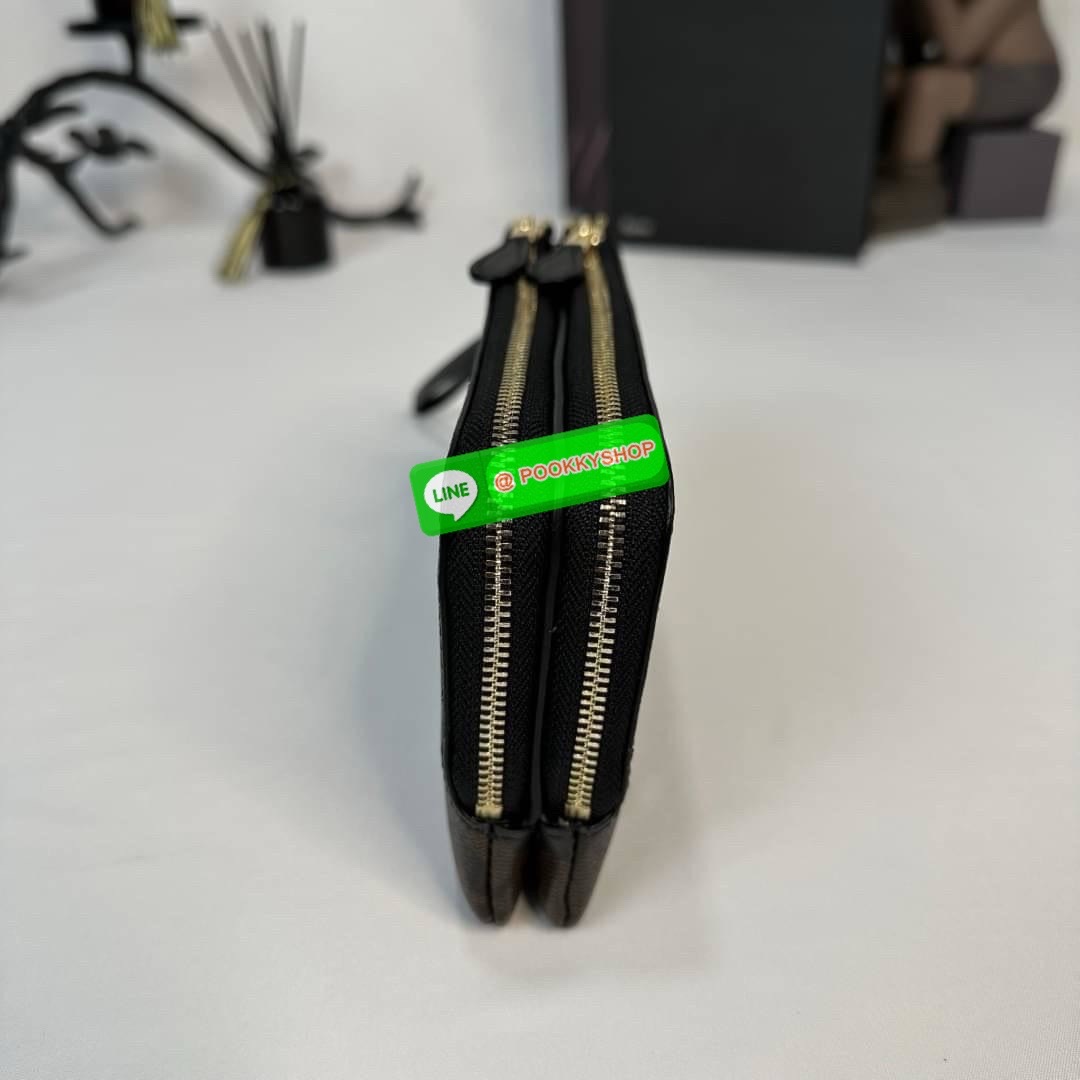 กระเป๋าคล้องมือ COACH 87591 DOUBLE CORNER ZIP WRISTLET IN SIGNATURE CANVAS (COACH 87591 ） กระเป๋าคล้องมือ2เซิปใหญ่ ลายCหนังและ ด้านในเป็นผ้า แบ่งเป็นช่องเล็กๆใส่เหรียญใส่แบงค์ใส่บัตร แล้วแต่จะใส่มีหลายช่อง ใส่โทรศัพท์ได้ทุกรุ่นพร้อมสายคล้องมือ