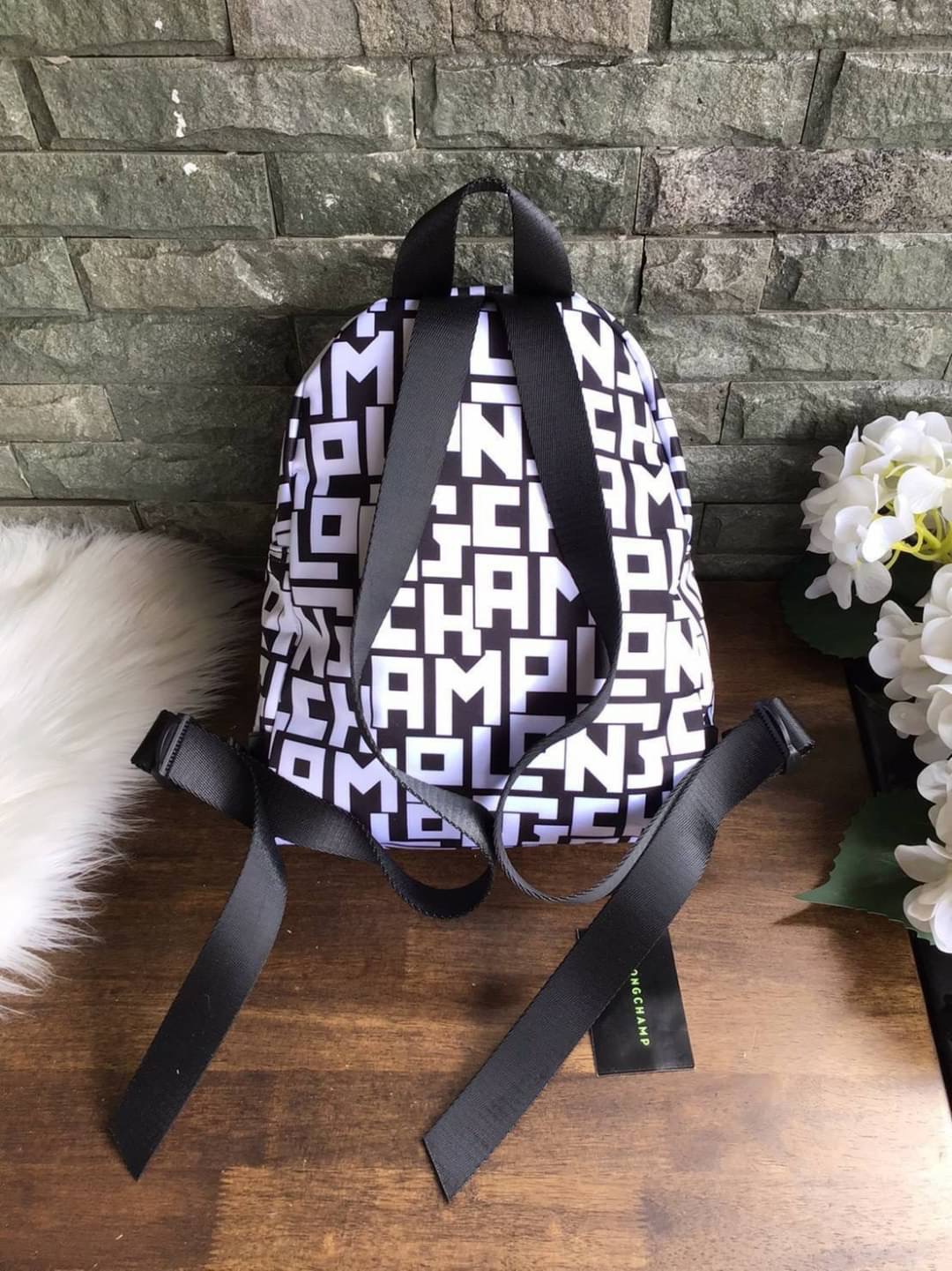 LONGCHAMP LE PLIAGE LGP BACKPACK รายละเอียด • วัสดุ: ผ้าใบ • อะไหล่: นิกเกิล • ตัวกระเป๋า: ผ้าใบโพลีอะไมด์เคลือบด้านใน • ตกแต่ง: หนังวัว รายละเอียดภายนอก • การปิด: ด้วยซิป • สายสะพาย: เลื่อนปรับระดับได้ • ช่อง: 1 ช่องซิป ภายใน • ช่องใส่ของ: 1 ช่อง ช่องด้า