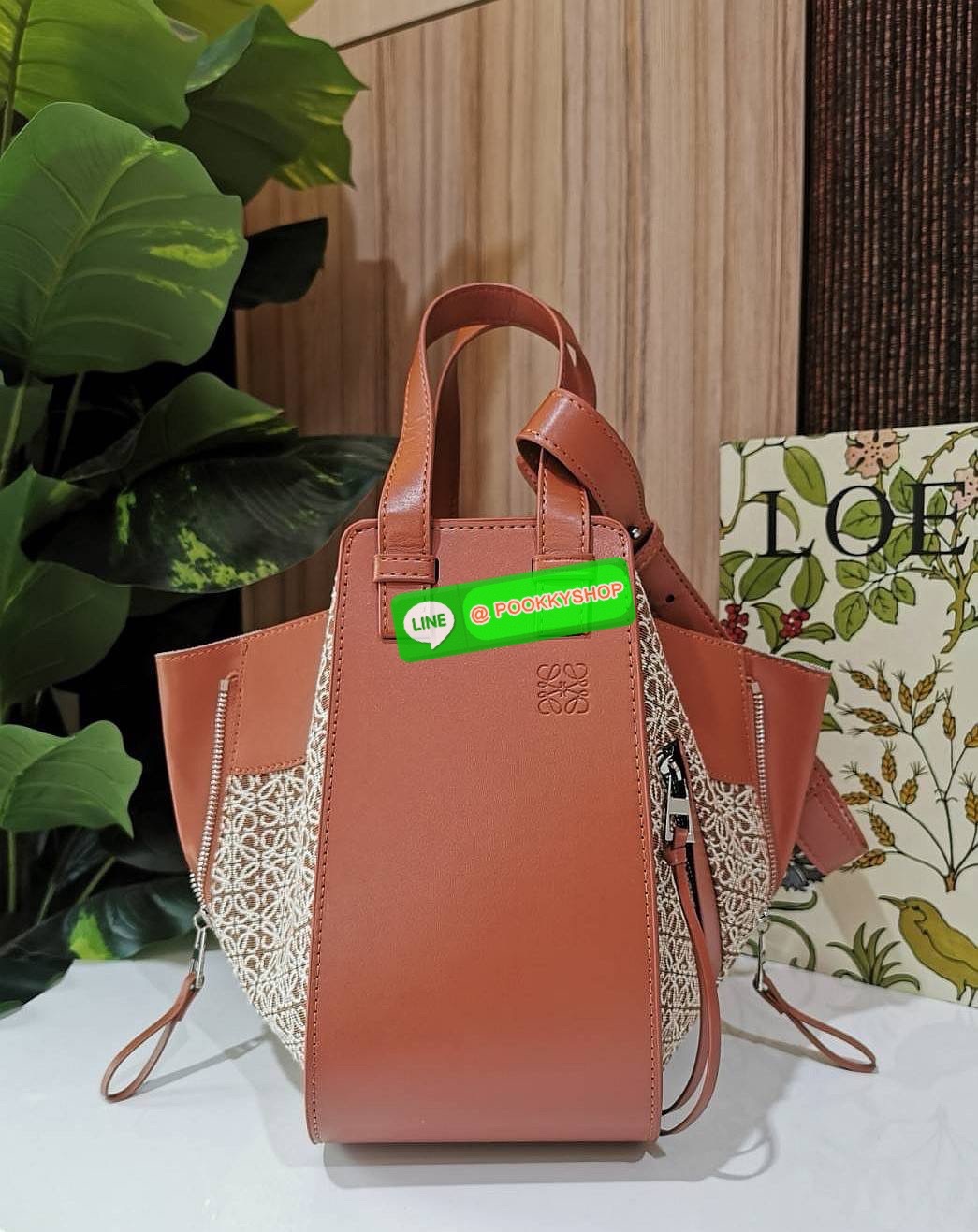 ✴️ห้ามพลาด!✴️NEW ARRIVAL! LOEWE ANAGRAM SHOULDER BAG GIFT WITH PURCHASE (GWP) กระเป๋าถือหรือสะพายพรีเมี่ยมกิ๊ฟ Limited จาก LOEWE PERFUME DUTYFREE COUNTER รุ่นหายากสุดเลอค่าวัสดุ Anagram Canvas ตัดหนังแท้ Calfskin สุดคลาสสิค ขนาดกำลังดี น้ำหน