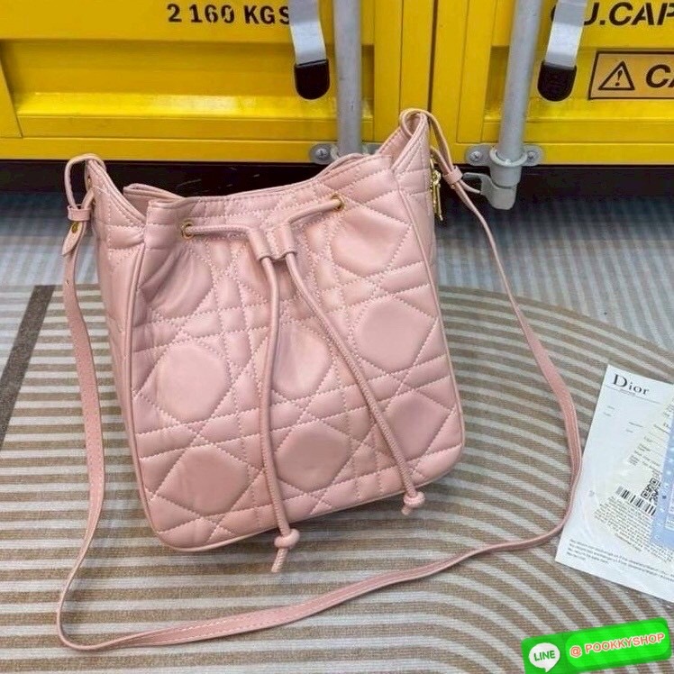 พร้อมส่ง | Dior Medium D-Motion Bag กระเป๋าสะพายทรงบัคเก็ต โดดเด่นด้วยดีไซน์ทรงถังทันสมัยเรียบง่ายใช้งานได้จริง เย็บตะเข็บแบบ Macrocannage นุ่มนวล มาพร้อมเชือกผูกรูดเปิดปิด ภายในโล่งกว้าง จุของได้เยอะ น่ารักน่าใช้มากค่ะ