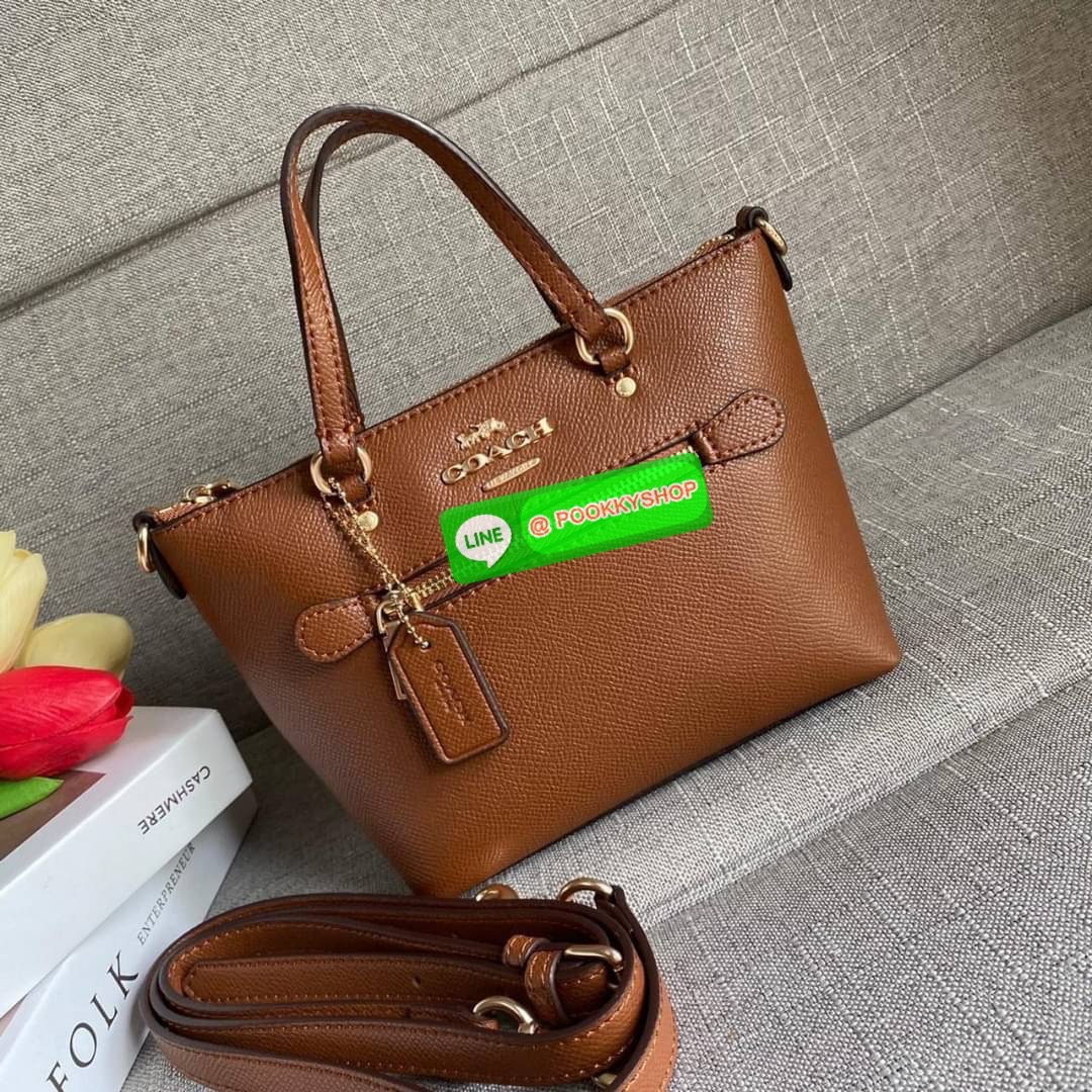 Coach Mini Gallery Crossbody With Stripe Heart Print (coach ca793) กระเป๋าสะพายข้าง เทรนรุ่นเล็กมาแรงวัสดุหนังแท้ทั้งใบ เปิดปิดด้วยซิป มีช่องใส่บัตรเครดิต 2 ช่อง ซับในผ้า สายสะพายถอดได้ สามารถสะพายข้างหรือสะพายไหล่ได้