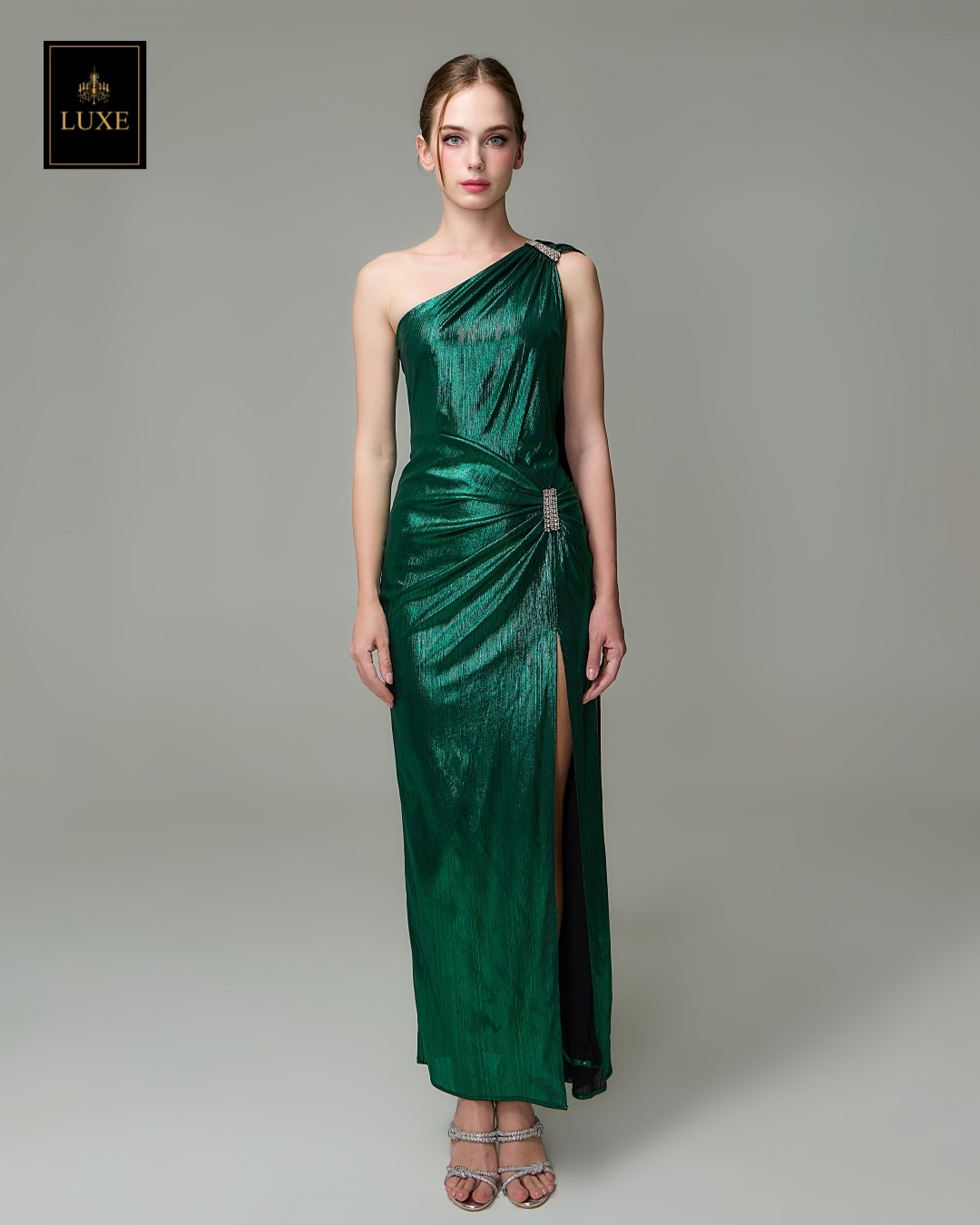 เดรสแฟชั่น แม็กซี่เดรสเสื้อไหล่เดียวทรงเข้ารูป มีผ้าเครปด้านหลัง กระโปรงทรงสอบผ่าหน้าขา