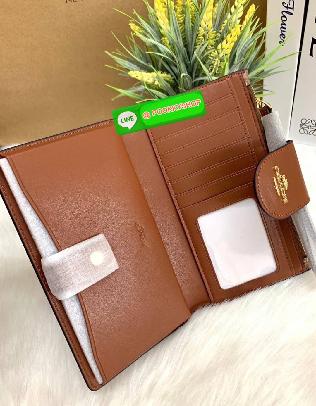 COACH TECH WALLET IN COLORBLOCK SIGNATURE ((C2874)) ✔️กระเป๋าเงินใบยาว หนังแท้ พร้อมสายคล้องมือในตัวค่ะ ✔️เปิดปิดด้านหน้าแบบฝากระดุม ภายในมีช่องใส่ธนบัตร2ช่อง ;สามารถใส่มือถือ iphone 10 xs max ได้เลยค่ะ ✔️มีช่องเสียบธนบัตร7ช่อง;พร้อมช