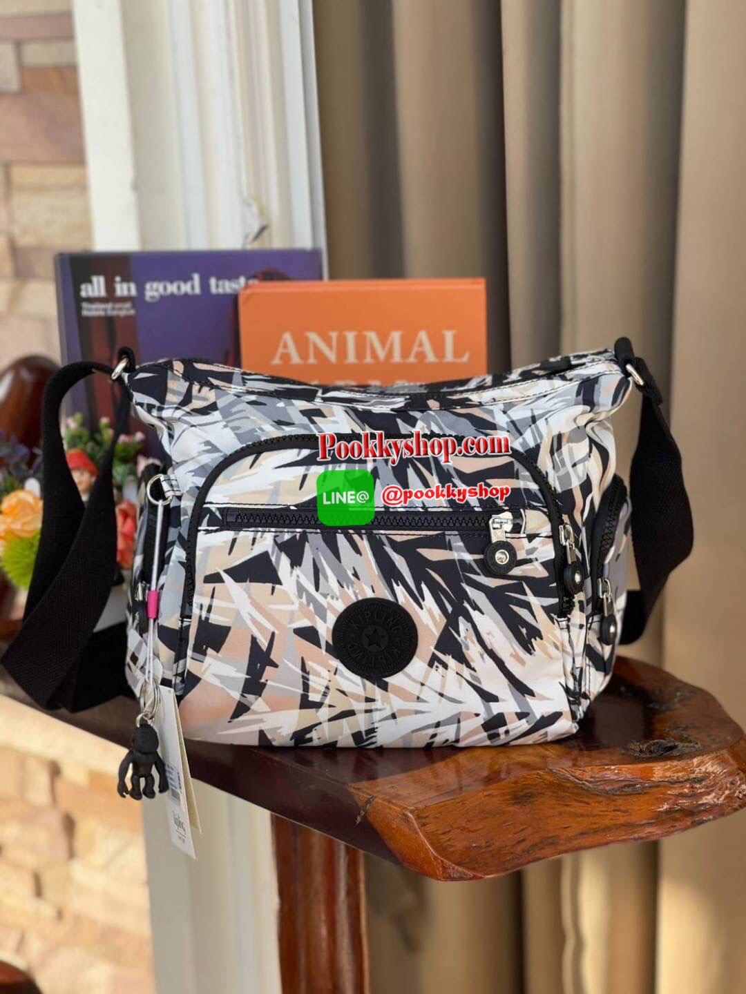 Kipling GABBIE S Crossbody Bag with Phone Compartment Bag กระเป๋าสะพายทรงครอสบอดี้ คอลเลคชั่นสุดฮิต แบบกระชับกับลำตัว วัสดุPolyamide100% มีช่องซิปใช้งานได้ทุกมุม ช่องใหญ่ภายในกว้าง ใส่มินิไอแพค กระเป๋าสตางค์ยาวและอื่นๆจุได้เยอะ สามารถสะพายได้ทั้งสายคู่และ