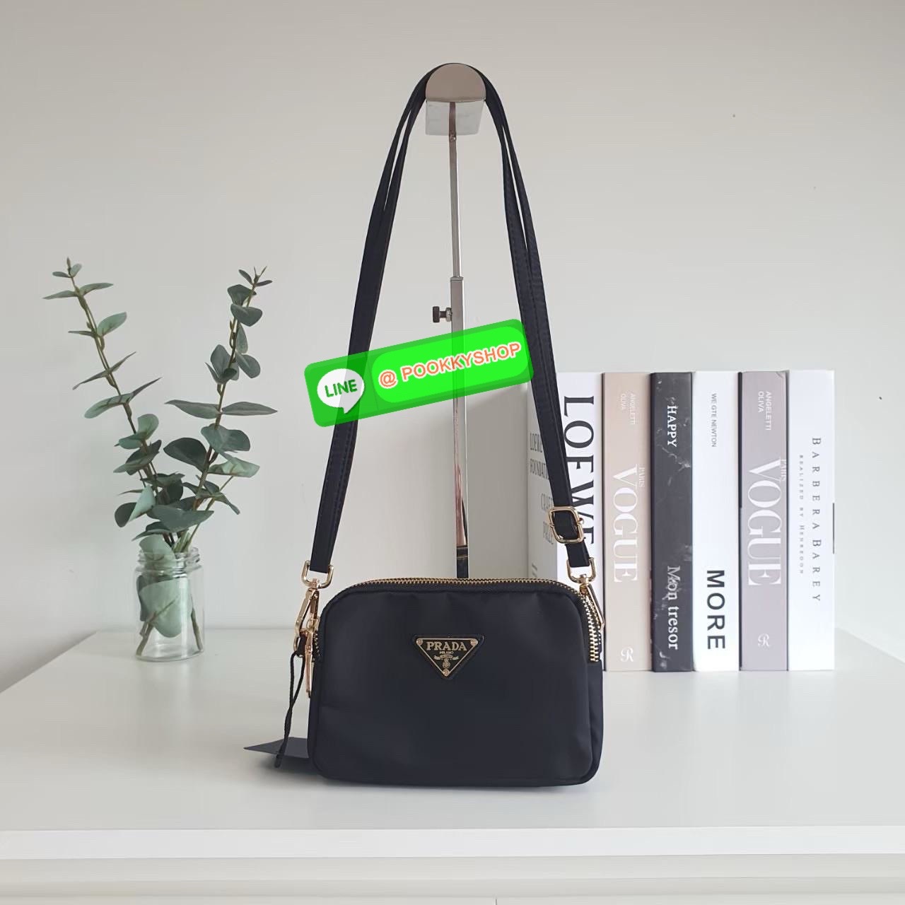 รุ่นยอดฮิตตลอดกาล กับรุ่นขายดี ที่รอคอย PRADA 3 ZIP CROSSBODY BAG เป็นกระเป๋าใบเล็ก มีด้วยกันถึง3ช่องใส่ของ ซึ่งเหมาะกับผู้หญิงอย่างเรามาก สามารถแยกของที่จะใส่ได้เลย ตัวกระเป๋าอะไหล่สีทอง ขนาดกะทัดรัด สามารถใส่ I phone+ ได้ค้า สายยาวปรับได้ฟรี ที่สุดแห่งค