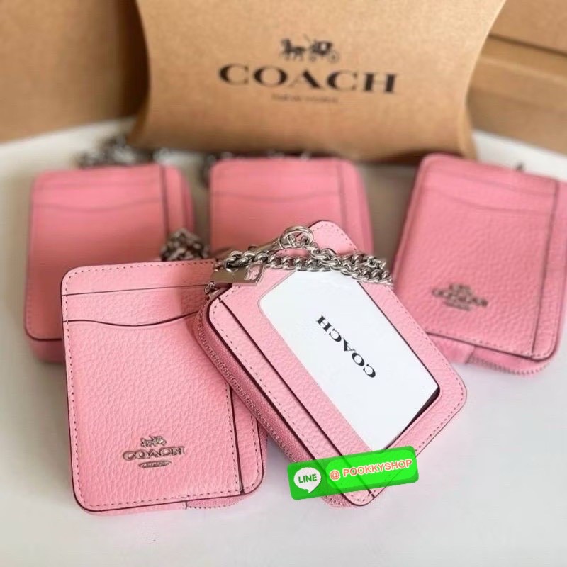 💗Coach C0058 Zip Card Case In Signature Canvas💗 กระเป๋าใบนี้นอกจากช่องใส่บัตรแล้ว ด้านหลังยังมีช่องสำหรับใส่ธนบัตรหรือเหรียญสามารถเปิดปิดได้ด้วยซิป เพิ่มลูกเล่นเป็นสายโซ่คล้องมือ หรือคล้องกับกระเป๋าก็ได้เช่นกัน ขนาดกะทัดรัด พกพาสะดวก การดู