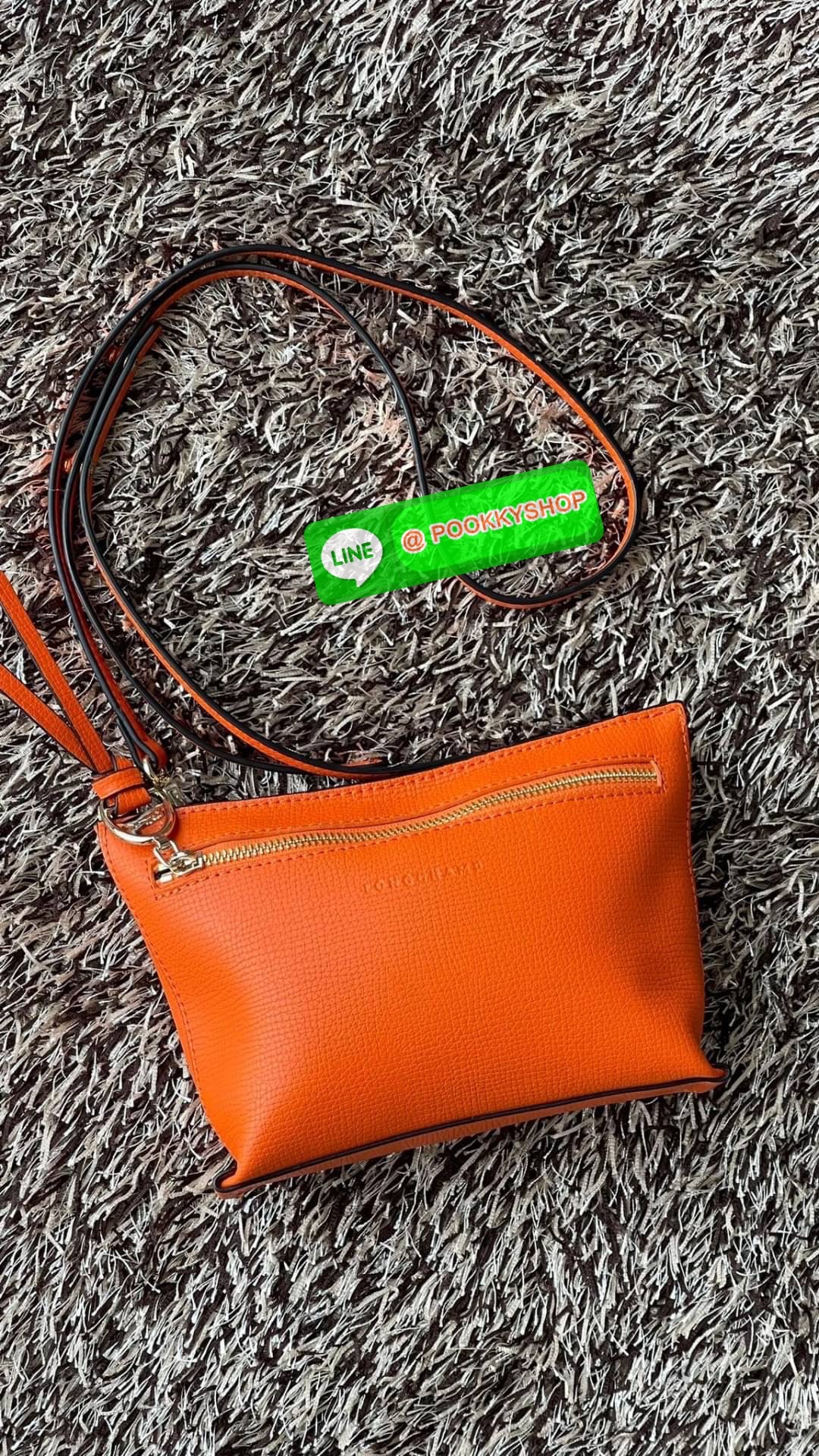 Longchamp MAILBOX Crossbody bag XS ดีไซน์ทรงคลัทช์ที่มีเส้นรูปทรงเรขาคณิตนี้จะรองรับสิ่งของจำเป็นทั้งหมดของคุณ มาพร้อมสายสะพายไหล่แบบปรับได้และถอดออกได้ สวมใส่ได้หลากหลายวิธีเพื่อเพลิดเพลินกับค่ำคืนของคุณอย่างอิสระ ได้แรงบันดาลใจมาจากMAILBOX การเย็บตะเข็บ