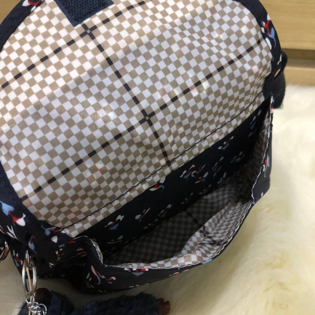 พร้อมส่งความน่ารัก Kipling shoulder bag กระเป๋าสะพายขนาดพอดีจากแบรนด์ Kipling วัสดุเป็นไนล่อนกันน้ำ ตัวกระเป๋ามีฝาเปิดปิดมีช่องใส่ของหลายชั้นมีซิปปิดปากกระเป๋า ด้านในมี 1 ช่องซิปและช่องเสียบปากกา มาพร้อมพวงกุญแจลิงkipling สายปรับระดับได้ คุ้มทุกการใช้งาน