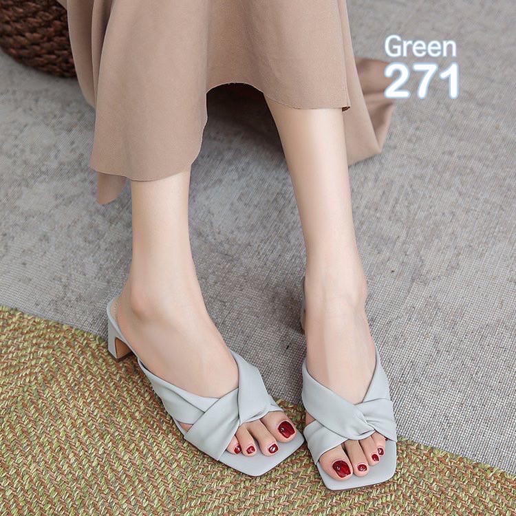 พร้อมส่งคะ งานใหม่มาแล้วจ้า ทรงสวยอย่างดี งานส้นเดินง่าย ตัวนี้ห้ามพลาด ใส่สบายจะแมตช์กับกางเกง👖หรือกระโปรง👗ก็ได้ค่ะ แม่ค้าคอนเฟริม ห้ามพลาดเลยจ้าตัวนี้แนะนำ อย่าช้ารีบเลย