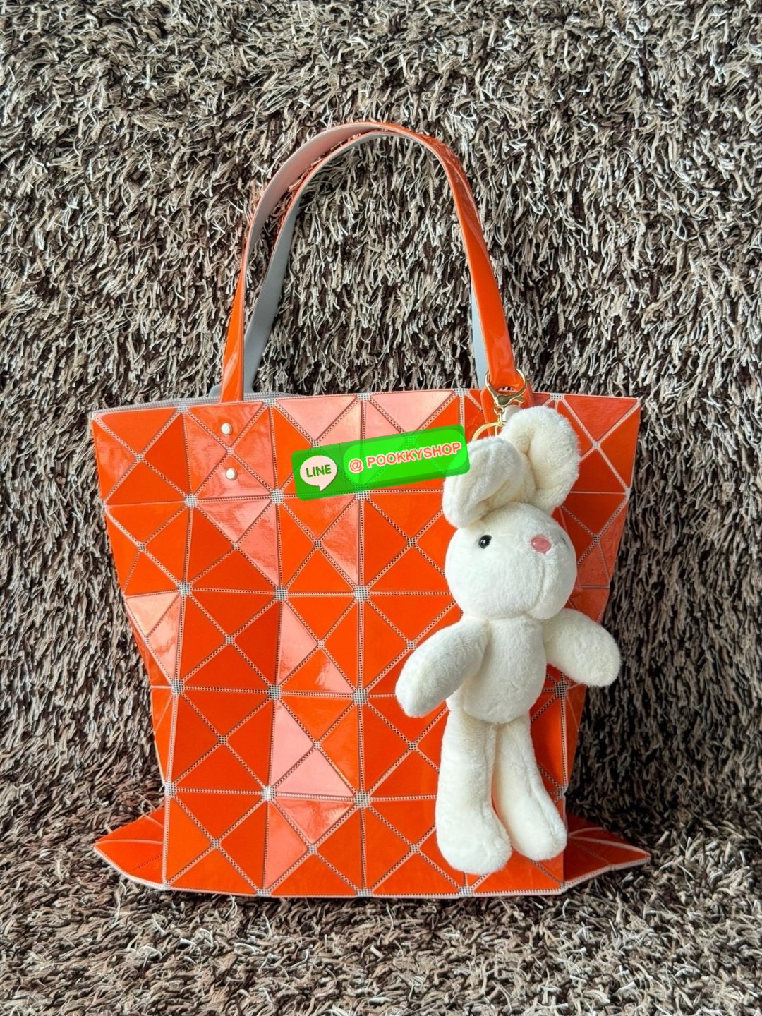 Baobao Issey Miyake 6x6 กระเป๋า Tote รุ่นนี้ถือว่าเป็นกระเป๋า Tote ไซส์กลางที่เหมาะกับการพกพาสิ่งของที่จำเป็นในทุก ๆ วัน มาพร้อมสายที่สามารถปรับได้ทั้งสองสาย และมีช่องใส่ของช่องเล็กด้านใน 1 ช่อง จุของได้เยอะแถมยังทนทาน ใช้เป็น Everyday Bag ได้เลยคะ พกพาสะ