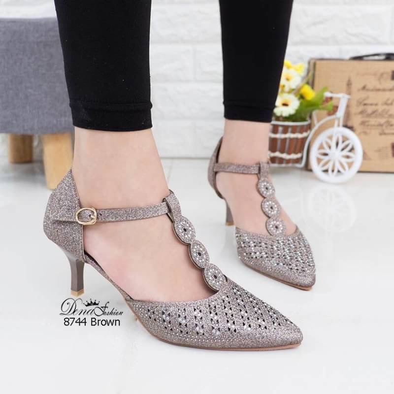 8744 คัชชูรัดข้อ งานสวยมากๆ คัชชูรัดข้อ ตะขอเกี่ยว แต่งเพชรบนหนังกริสเตอร์ สวยเนียบน้ำหนักเบา สวยเฉียบสะกดทุกสายตา