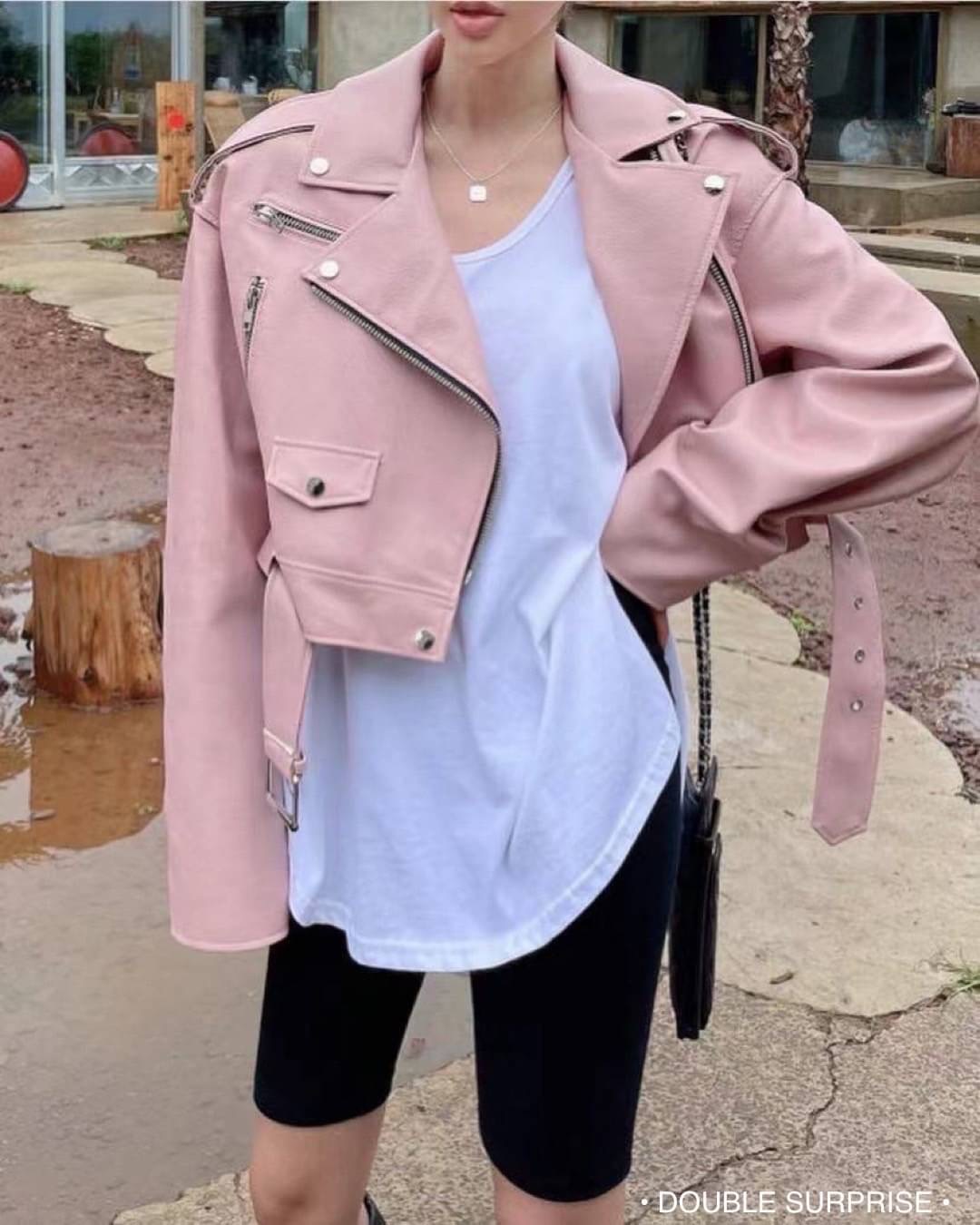 NEW ARRIVALS เสื้อJACKETหนัง คอปกทรงสวยเลยค่ะ งานติดซิปด้านหน้าและปลายแขน เจาะกระเป๋ารูดซิปได้ ชายเสื้อมีเข็มขัด งานมีซับในอย่างดี ใส่สวยทั้ง2สี น่ารักมากๆค่ะ (DOUBLE SURPRISE bydressmepls.)