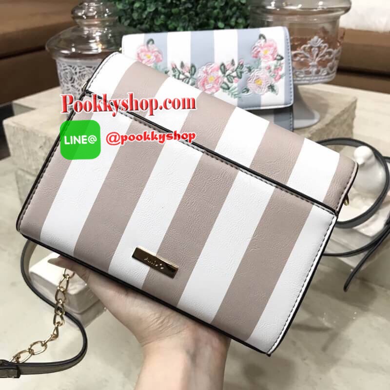 Don't Miss! ALDO Flower Crossbody Bag กระเป๋าสะพาย ALDO แบรนด์ดังจากแคนนาดา ดีไซน์สุดชิคปักลายดอกไม้สไตล์วินเทจหนังลายทางสพาสเทลอยู่ทรงกันน้ำ เปิดปิดด้วยกระดุมแม่เหล็ก ภายในมีโลโก้ ช่องซิป ช่องใส่มือถือ ใส่iphone+ได้ น้ำหนักเบา เป็นอีกหนึ่งรุ่นแนะนำค