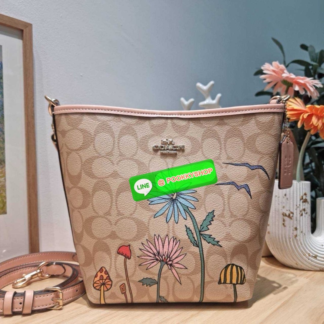 🔆 Model COACH CU394 COACH x OBSERVED BY US CITY BUCKET BAG IN SIGNATURE CANVAS 🔆 Details ใหม่! กระเป๋าสะพายทรงบัคเก็ต ดีไซน์รูปทรงคลาสสิค อินกับกระแสสุดๆ ตกแต่งลวดลายให้น่าใช้ขึ้น และยังมีกระดุมแม่เหล็กปิดปากกันของหล่น มาพร้อมสายสะพายถึง 2