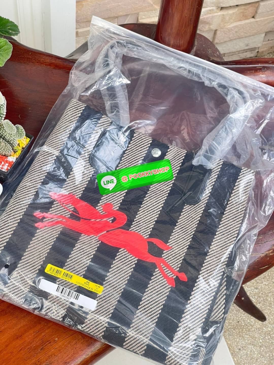 💕 Longchamp Essential Stripes shoulder bag อีกหนึ่งคอลเลคชั่นสำหรับใครที่ต้องการกระเป๋าแบบใช้งานได้ในหลาย ๆ โอกาส การเลือกกระเป๋าขนาดเล็กย่อมไม่สะดวกและไม่ครอบคลุมต่อการใช้สอยอย่างแน่นอน Longchamp รุ่นนี้สามารถตอบโจทย์ ในการใช้งานที่หลากหลายขึ้น เ