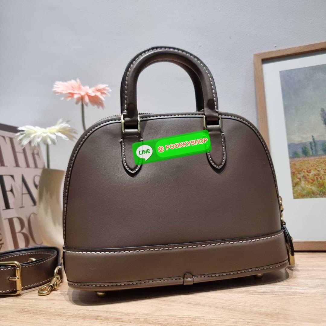 COACH CC411 REVEL BAG ใหม่ล่าสุด พร้อมสวยก่อนใคร กับกระเป๋าทรงโดมรุ่นใหม่ ที่สาวๆอดใจไม่ไหวแน่นอน สวยครบเครื่อง เกินต้านที่สุด รูปทรงคลาสสิค วัสดุหนังแท้เต็มใบ มือจับในตัว เลิศๆกับกุญแจที่ล็อคกันขโมยได้ เปิด-ปิดด้วยซิป ภายในโล่งกว้าง มีสายสะพายครอสบอดี้มา