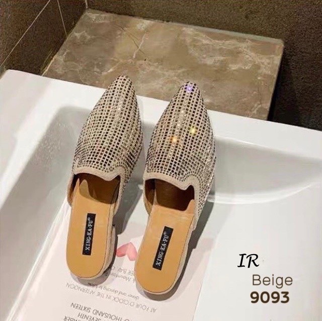 แบบขายดี!! พร้อมส่ง กรี๊ด!!! สลบ อัพเลเวลของคุณให้ดูสวยเก๋ยิ่งขึ้นด้วยคุ่นี้ สลิปเปอร์หนังกำมะหยี่ติดเพชรวิ้งๆทรงหัวแหลมสวยมาก ส้นสูง 1 นิ้ว ไม่เตี้ยจนเกินไป สวมใส่แล้วเก๋อย่าบอกใครเชียว