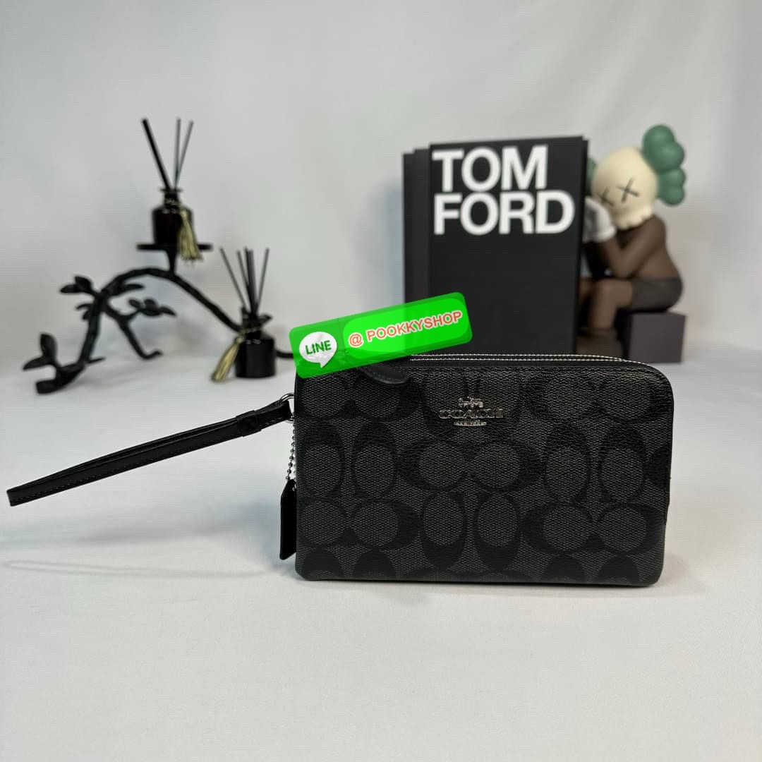 กระเป๋าคล้องมือ COACH 87591 DOUBLE CORNER ZIP WRISTLET IN SIGNATURE CANVAS (COACH 87591 ） กระเป๋าคล้องมือ2เซิปใหญ่ ลายCหนังและ ด้านในเป็นผ้า แบ่งเป็นช่องเล็กๆใส่เหรียญใส่แบงค์ใส่บัตร แล้วแต่จะใส่มีหลายช่อง ใส่โทรศัพท์ได้ทุกรุ่นพร้อมสายคล้องมือ